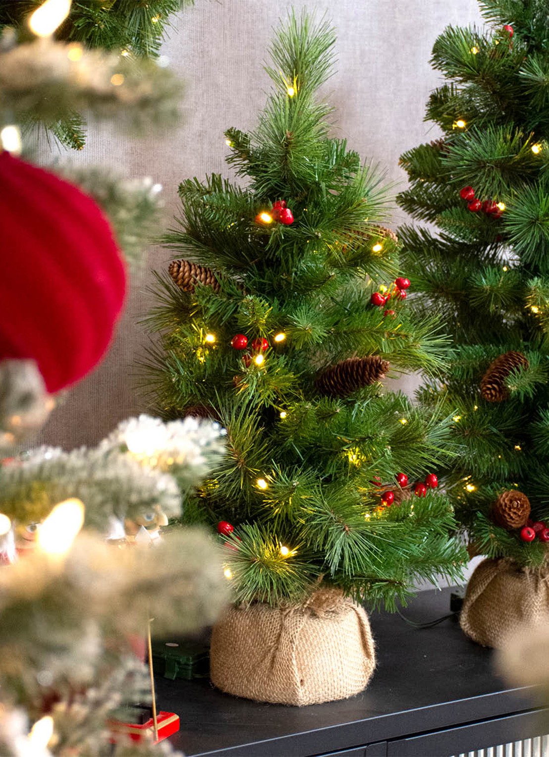 Van Der Gucht Everyday Miniature Pine Cone & Berry kunstkerstboom met LED-verlichting 81 cm - achterkant 2 groen