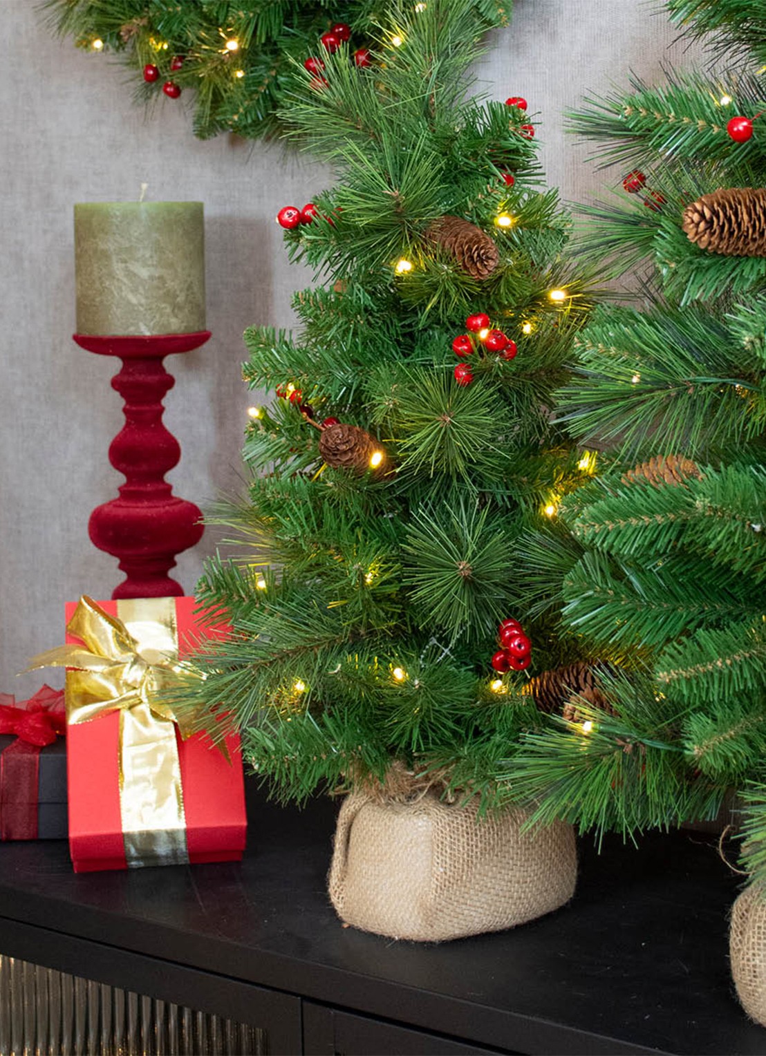 Van Der Gucht Everyday Miniature Pine Cone & Berry kunstkerstboom met LED-verlichting 81 cm - voorkant 4 groen