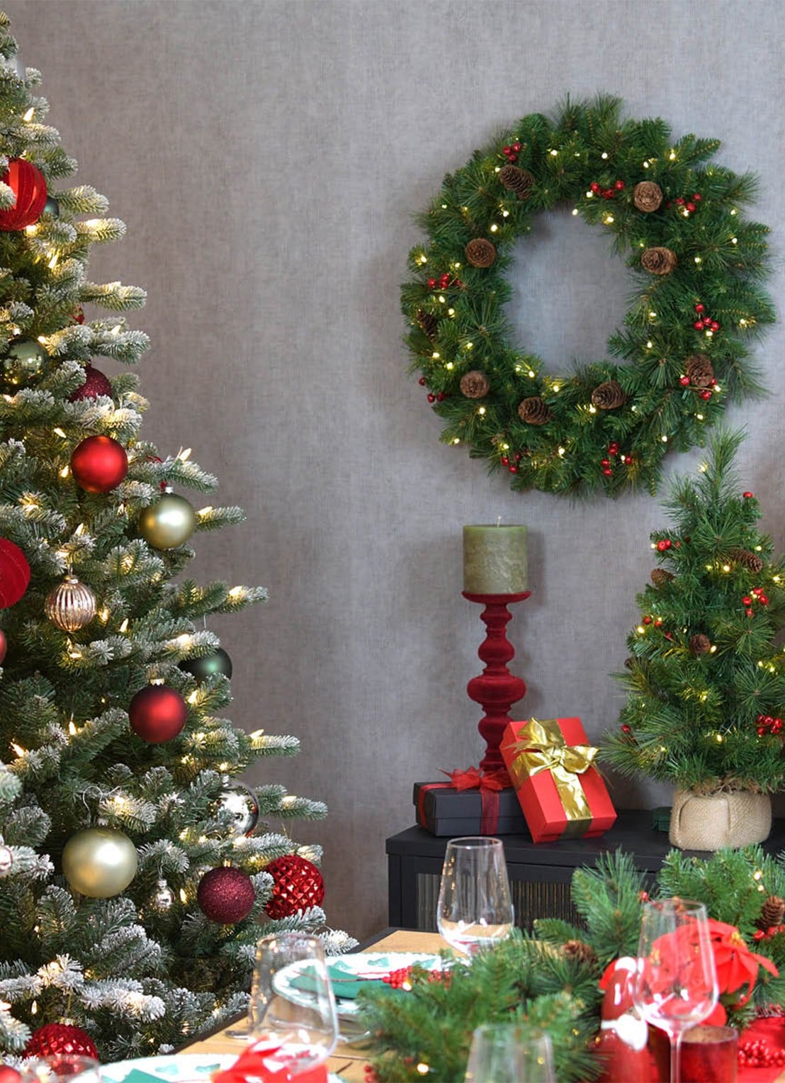 Van Der Gucht Everyday Pine Cone & Berry kerstkrans met LED verlichting Ø61 cm - voorkant 2 groen