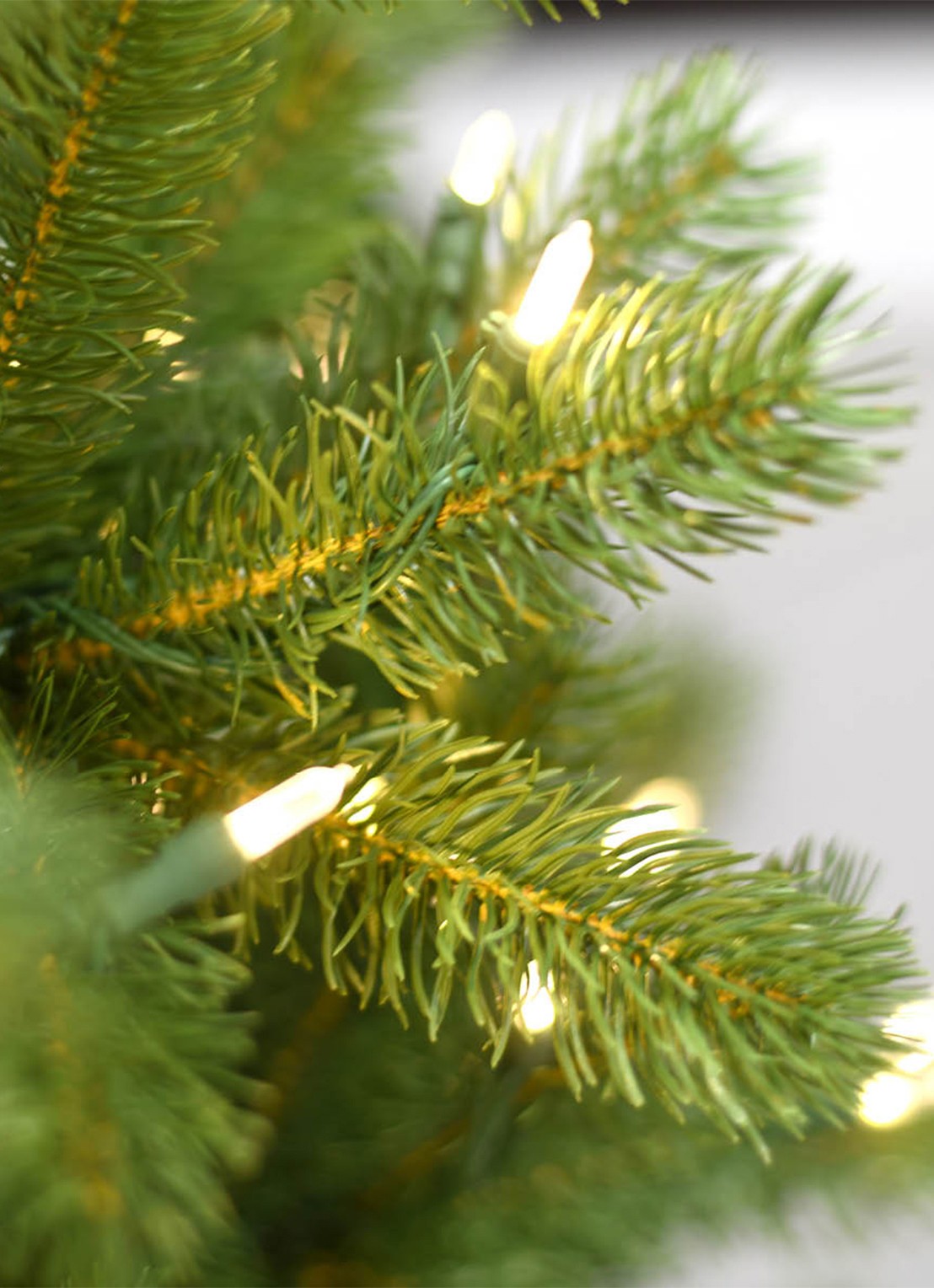 Van Der Gucht Feel Real® Bayberry® kunstkerstboom met LED verlichting 183 cm - achterkant groen