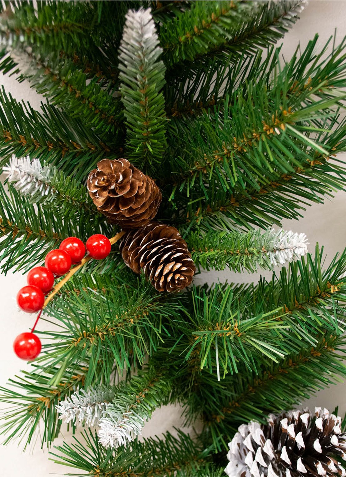 Van Der Gucht Frosted Berry kerstguirlande 274 cm - voorkant 2 groen
