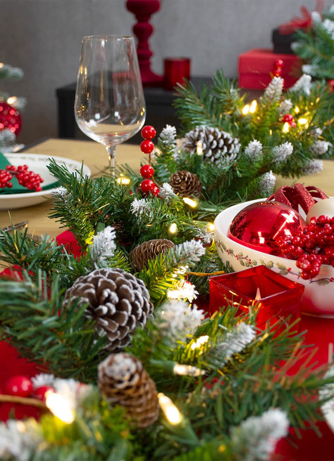 Van Der Gucht Frosted Berry kerstguirlande met LED verlichting 274 cm - achterkant 3 groen