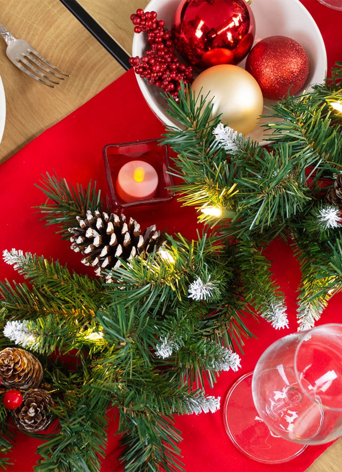 Van Der Gucht Frosted Berry kerstguirlande met LED verlichting 274 cm - voorkant 2 groen
