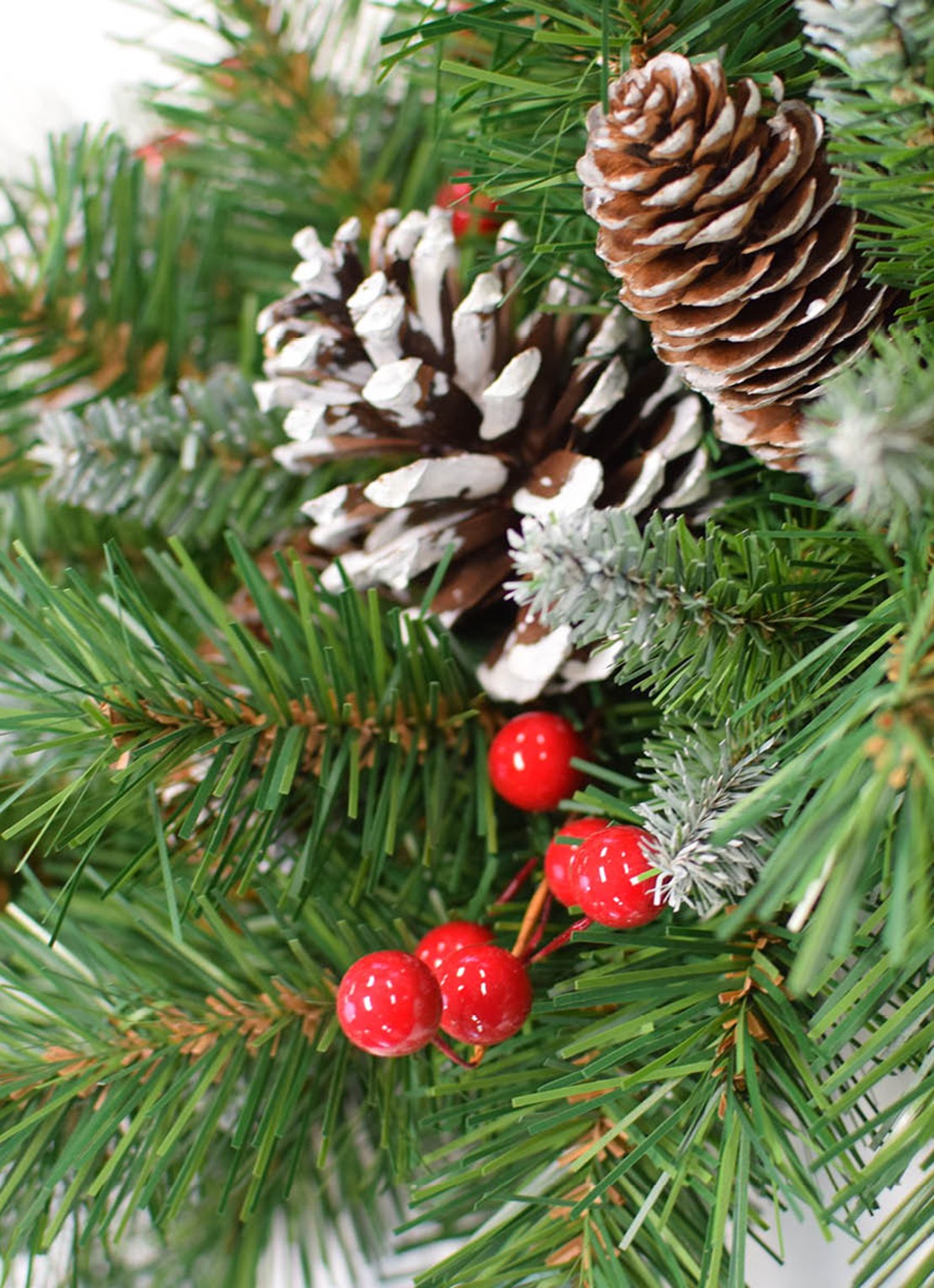 Van Der Gucht Frosted Berry kerststuk met rode bessen 75 cm - achterkant 3 groen