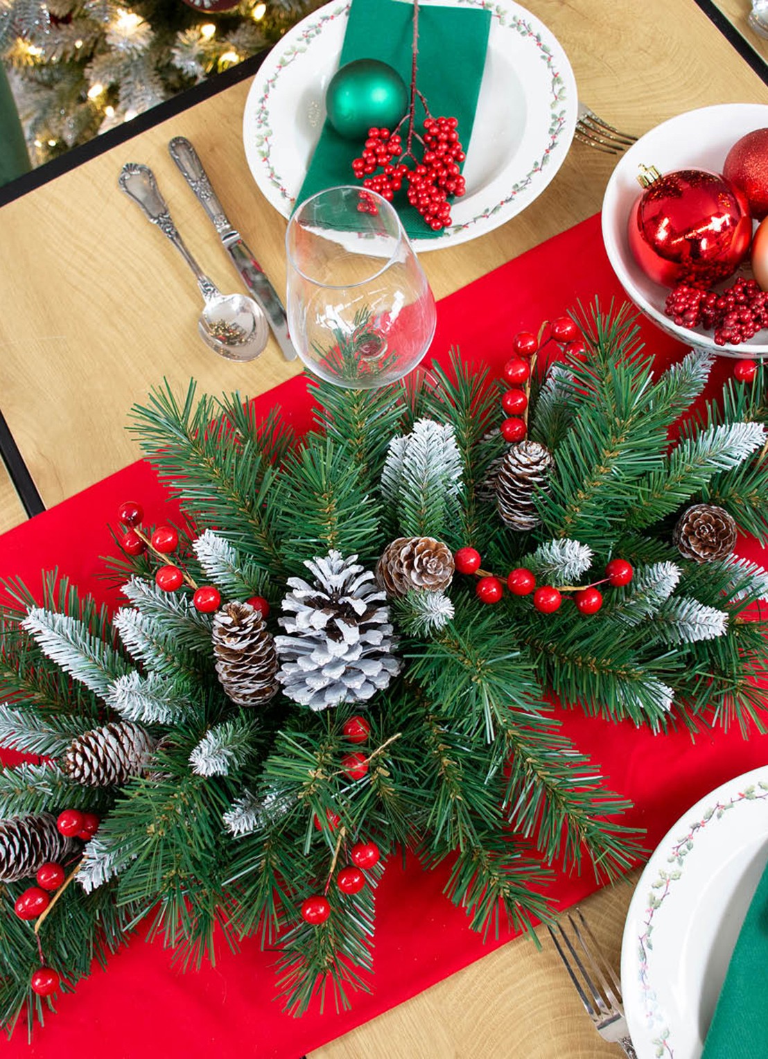 Van Der Gucht Frosted Berry kerststuk met rode bessen 75 cm - voorkant 2 groen