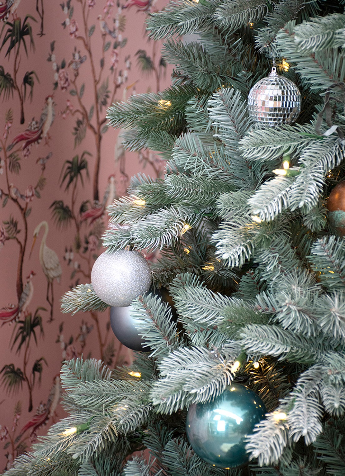 Van Der Gucht Frosted Colorado kunstkerstboom met LED verlichting 213 cm - detail groen