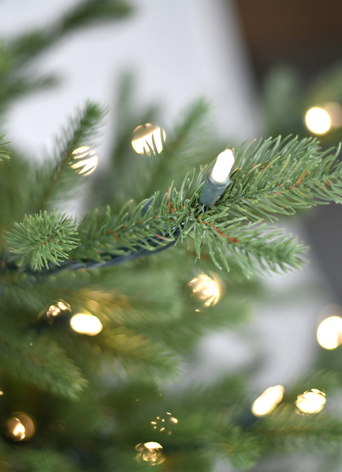 Van Der Gucht Göteborg kunstkerstboom met LED verlichting 228 cm - voorkant 2 groen