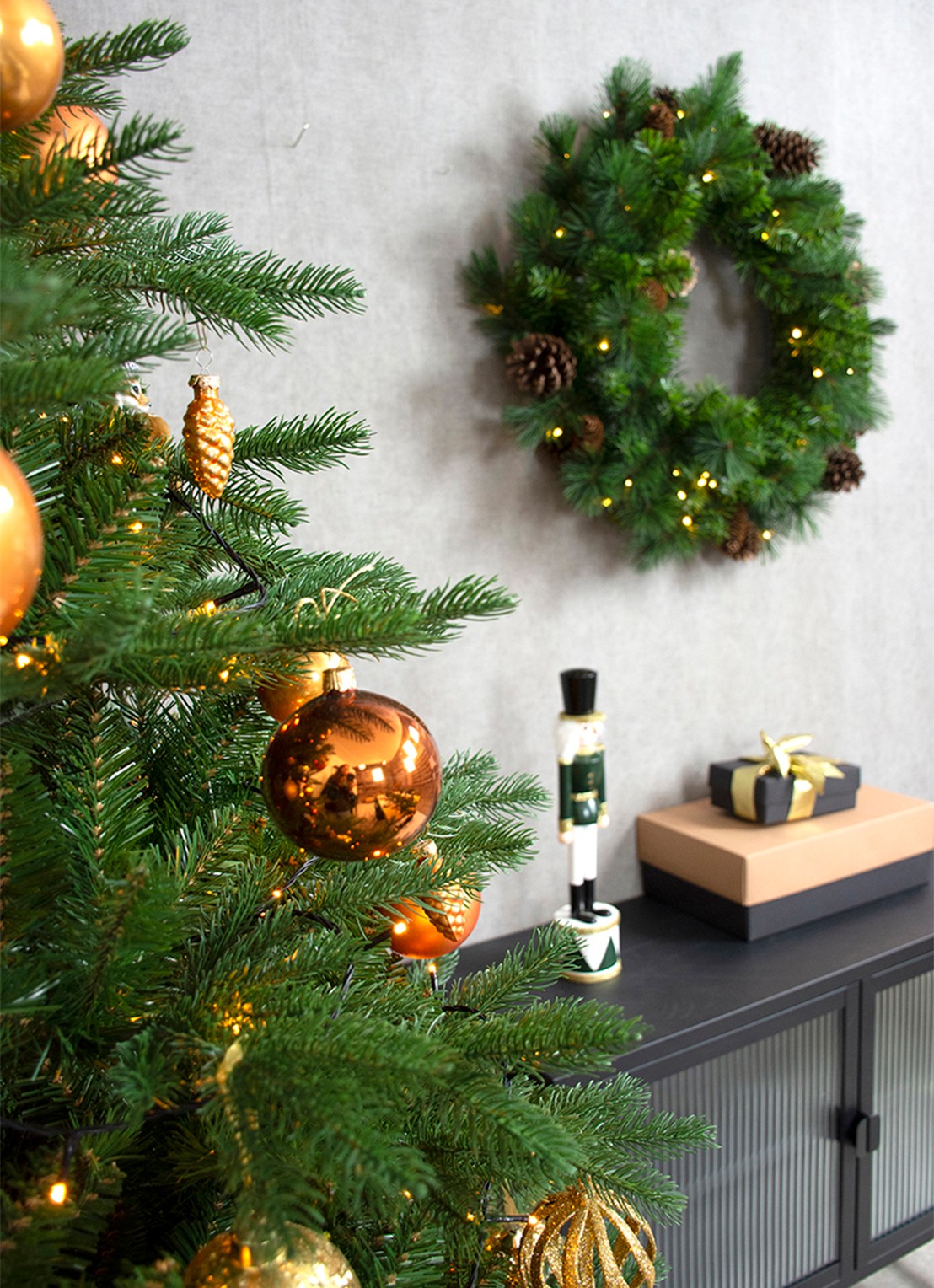 Van Der Gucht Mulberry Green kunstkerstboom 243 cm  - voorkant 3 groen