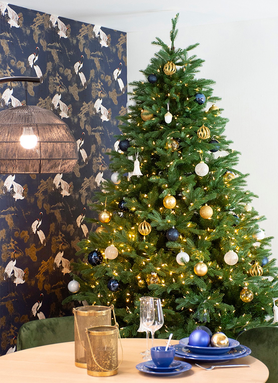Van Der Gucht Mulberry Green kunstkerstboom met LED verlichting 228 cm - voorkant 2 groen