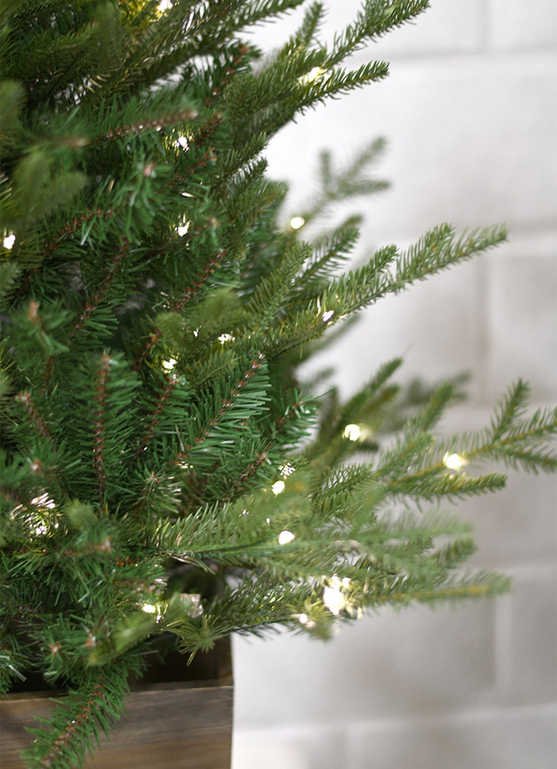 Van Der Gucht Nordmann kunstkerstboom met LED verlichting 91cm - voorkant 3 groen
