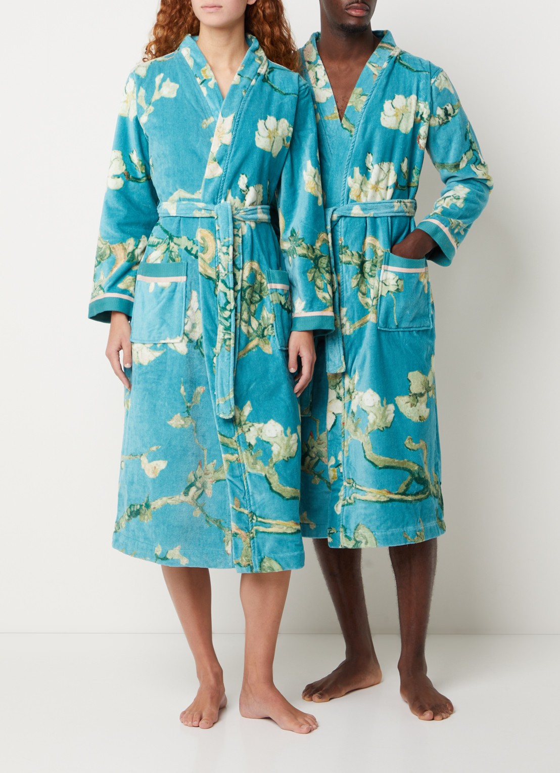 Van Gogh Museum Blossom badjas van katoen met bloemenprint - voorkant 4 turquoise