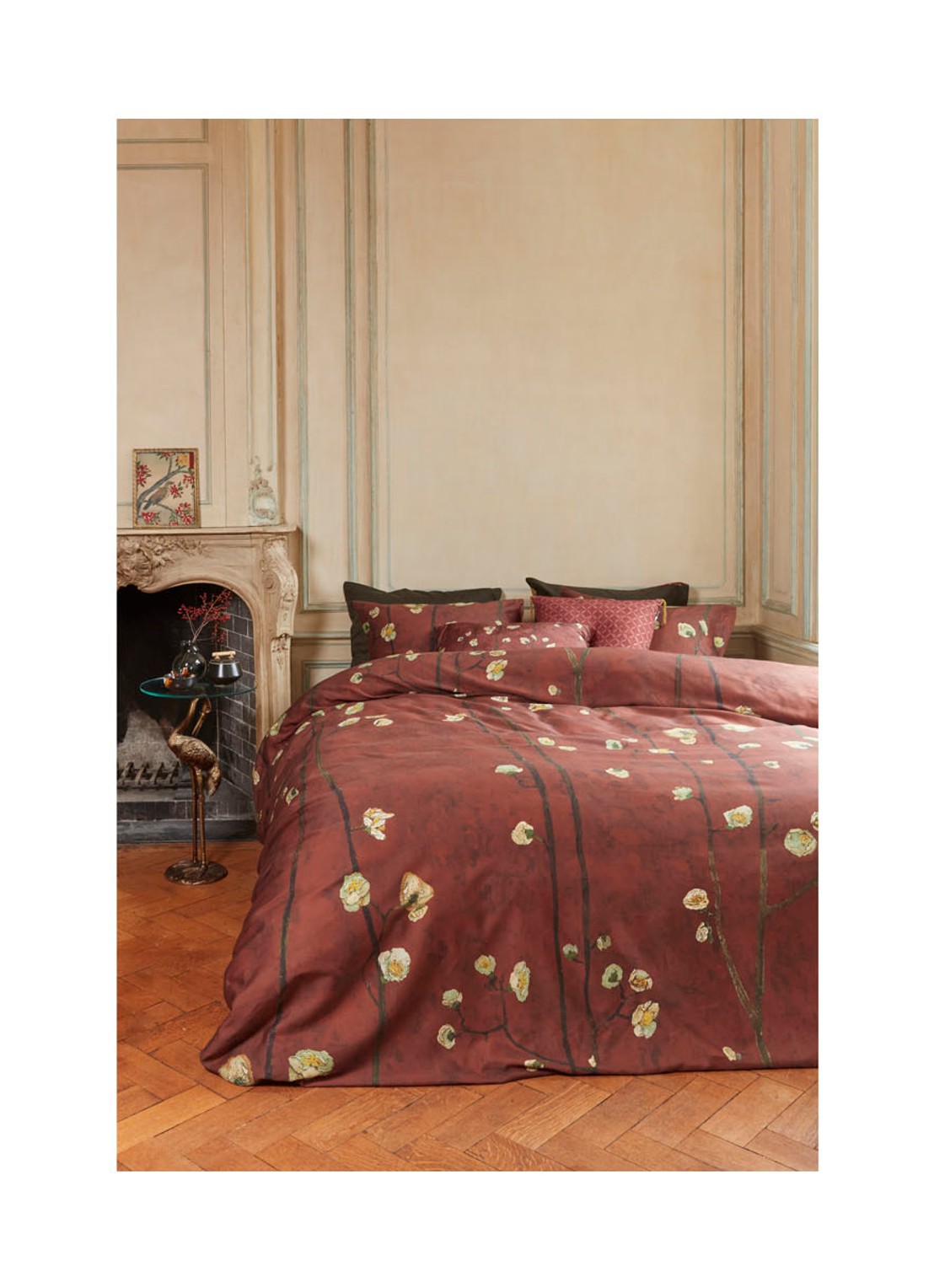 Van Gogh Museum Plum Blossoms dekbedovertrekset van katoensatijn 220 TC - inclusief kussenslopen - voorkant 2 donkerrood