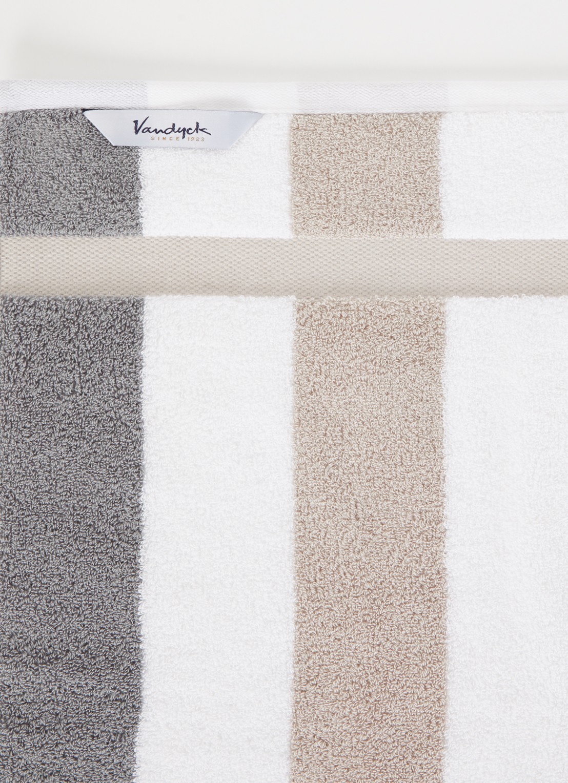 Vandyck Vancouver badhanddoek - 650 gr/m2 - 68 x 127 cm - detail grijs