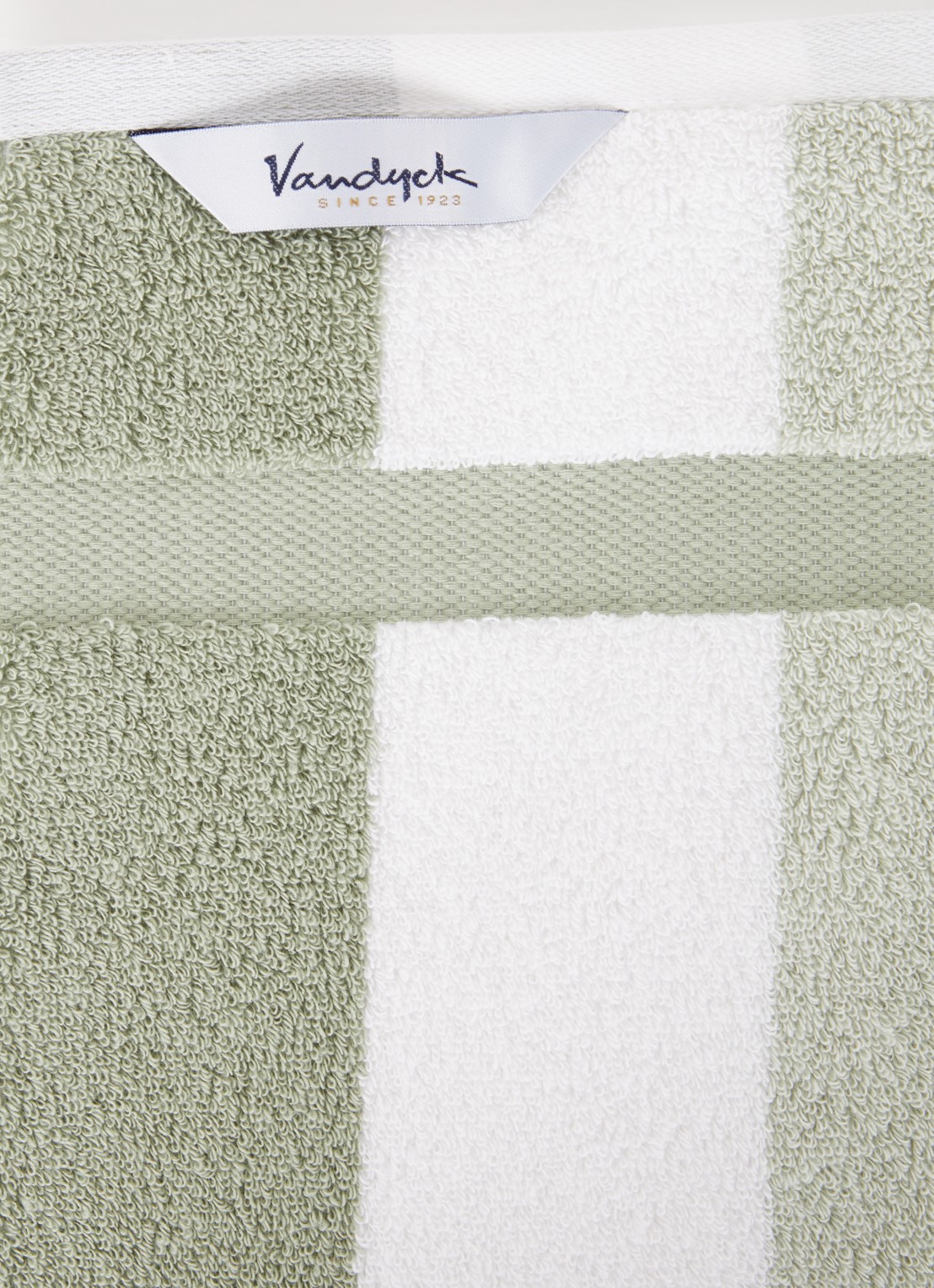 Vandyck Vancouver badhanddoek - 650 gr/m2 - 68 x 127 cm - detail lindegroen