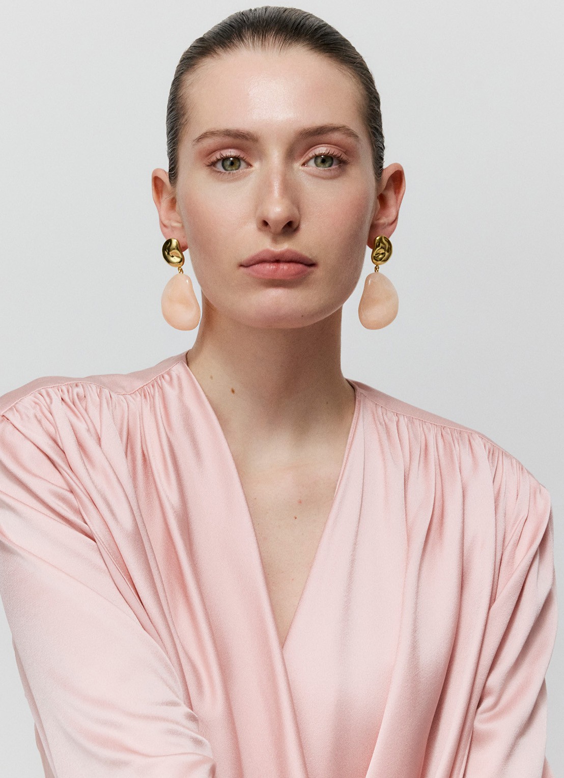 Vanessa Baroni Double Nugget oorstekers met hanger - voorkant 2 lichtroze