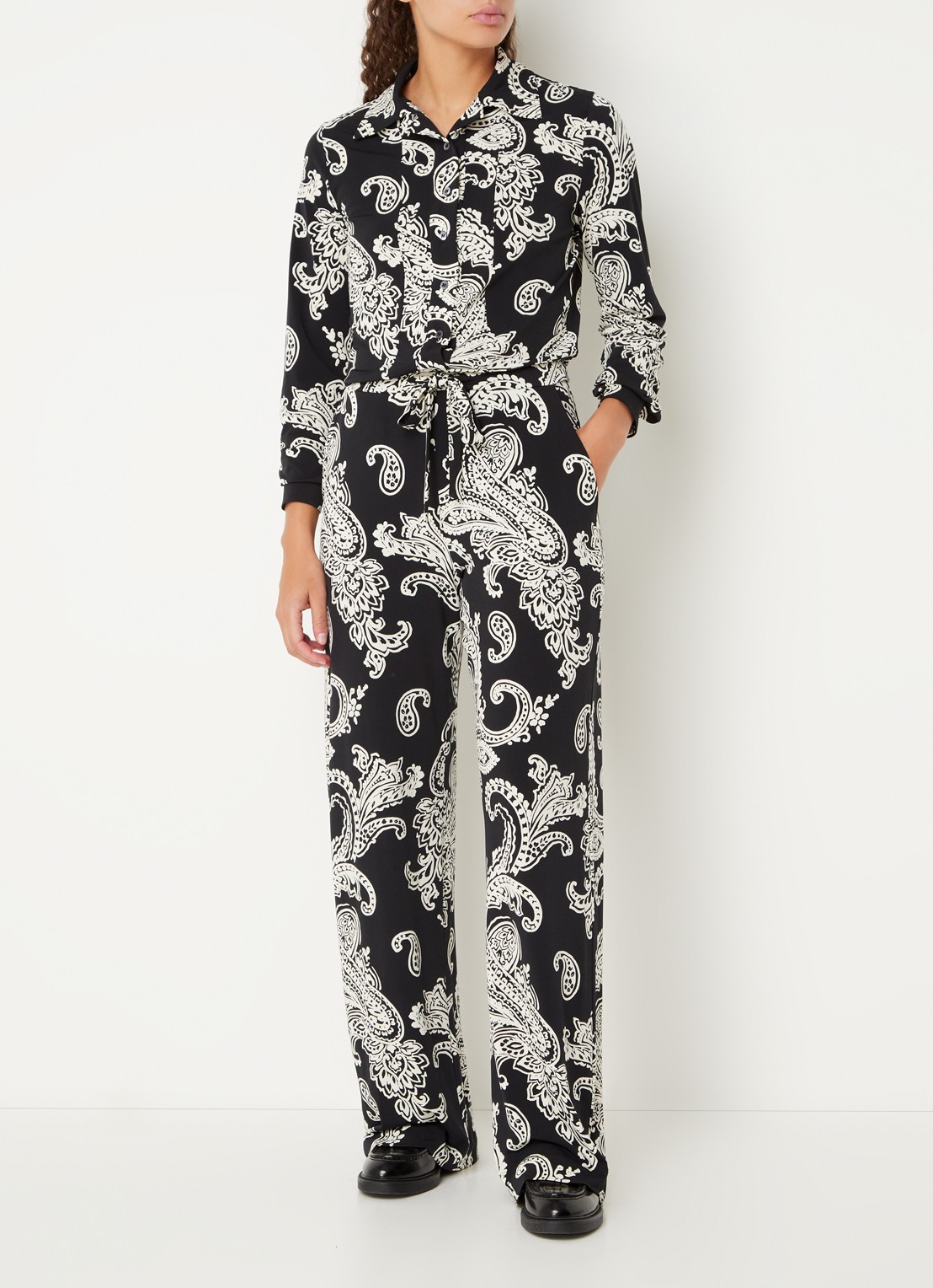Vanilia Jumpsuit met strikceintuur - detail 4 zwart