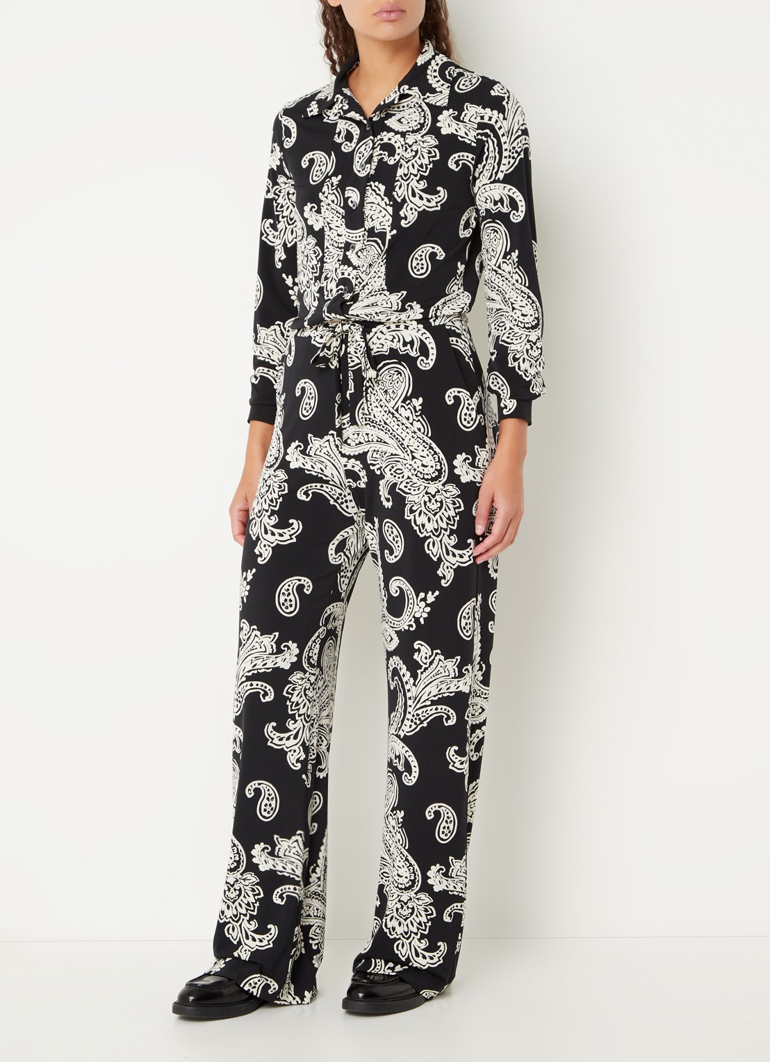 Vanilia Jumpsuit met strikceintuur - voorkant 3 zwart