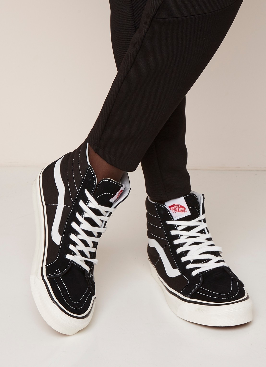 VANS Sk8-Hi sneaker met suède details - voorkant 2 zwart