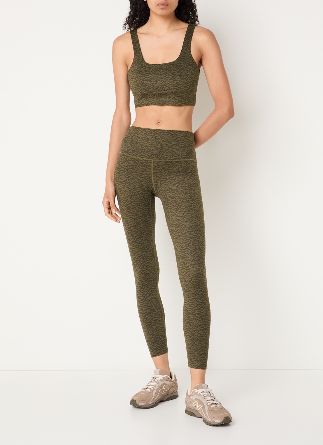 Varley FreeSoft Cori sport bh met light support - voorkant 4 mosgroen