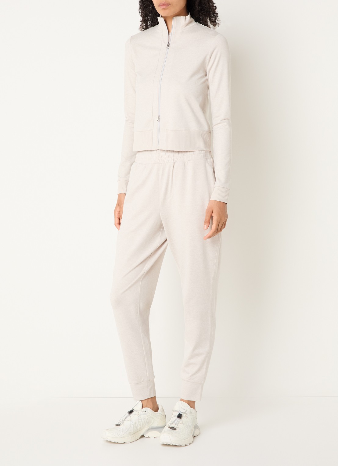 Varley Rufus cropped trainingsvest met gemêleerd dessin - voorkant 4 beige