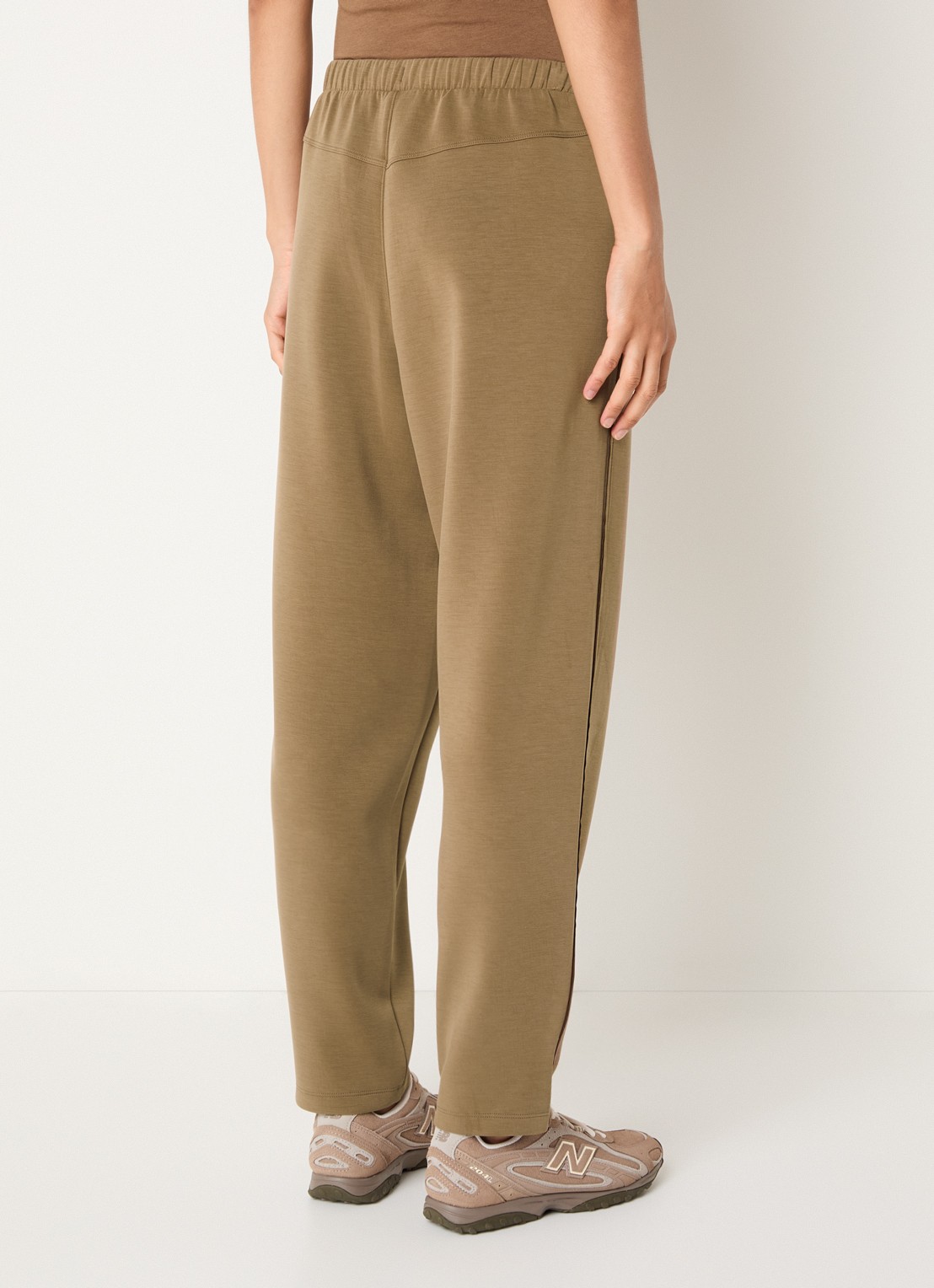Varley Wilfred high waist tapered fit joggingbroek met steekzakken - achterkant mosgroen