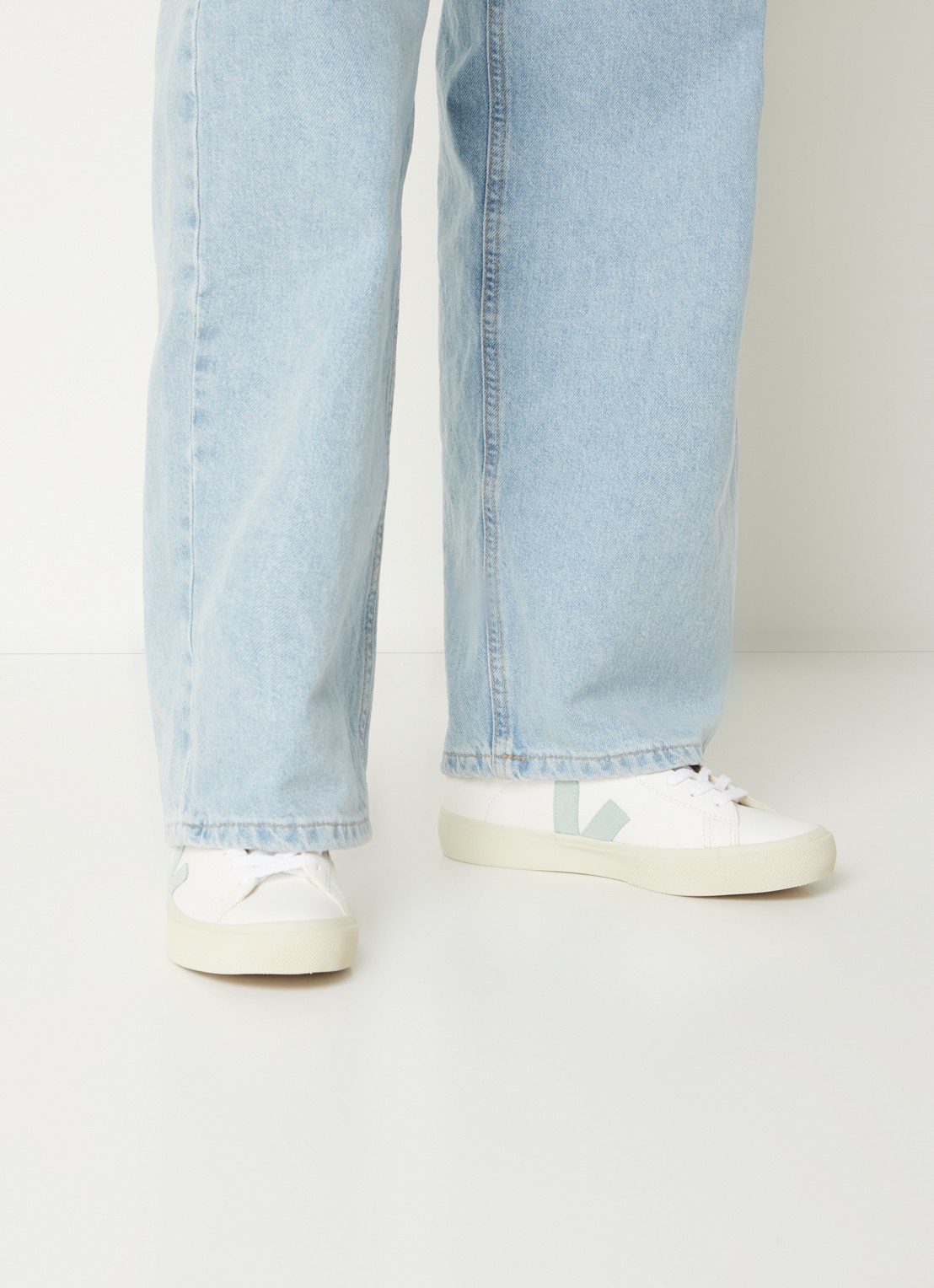 Veja Campo sneaker van leer met suède details - voorkant mint