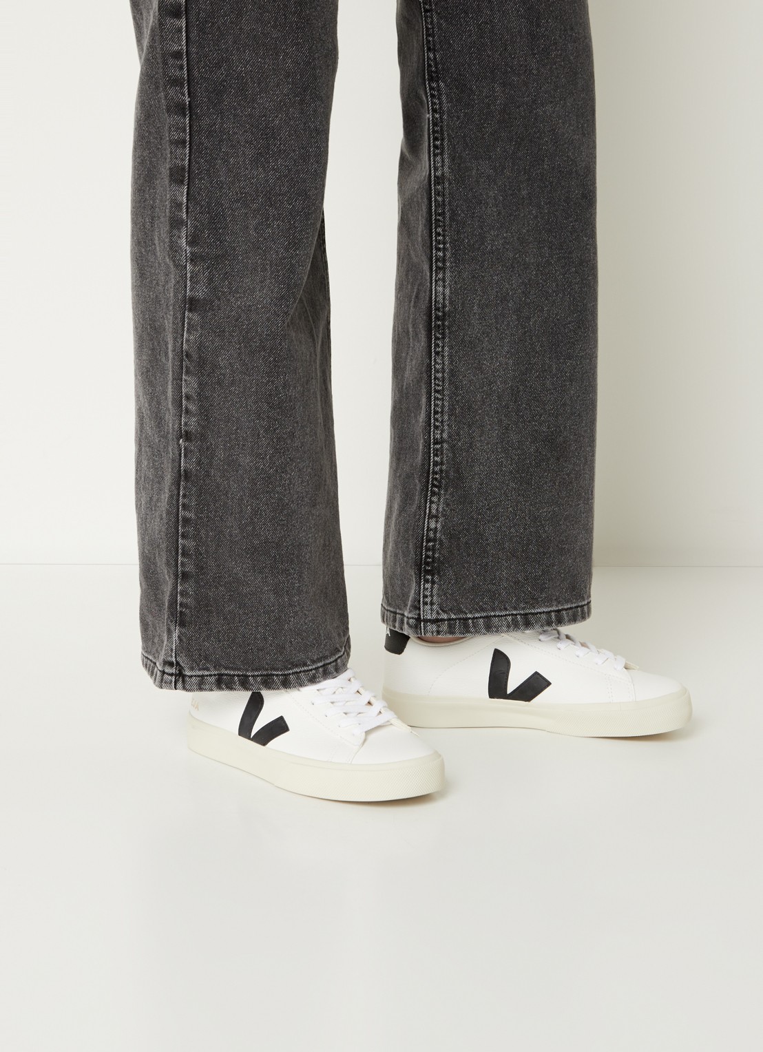 Veja Campo sneaker van leer - voorkant wit