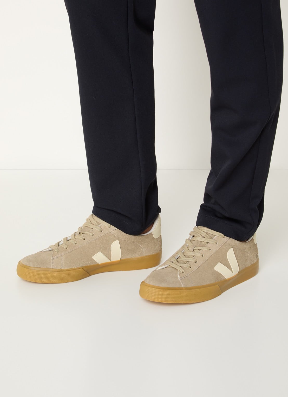 Veja Campo sneaker van suède - voorkant 2 donkerbeige