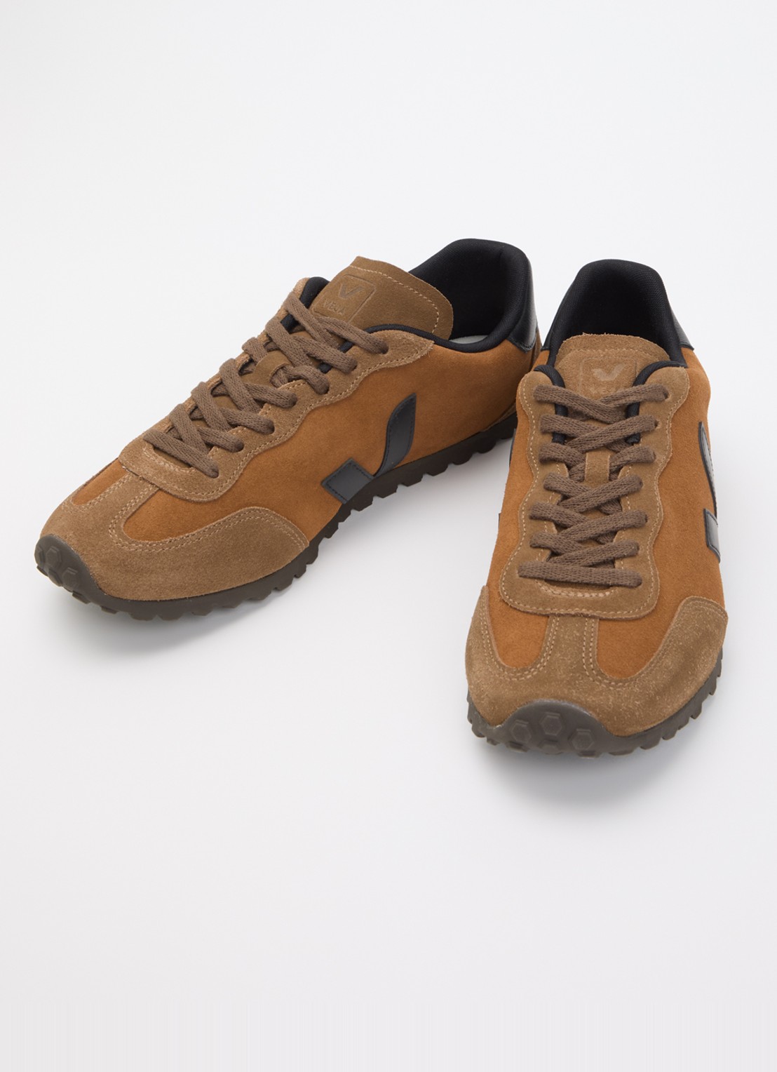 Veja GT sneaker van suède - detail oranjebruin