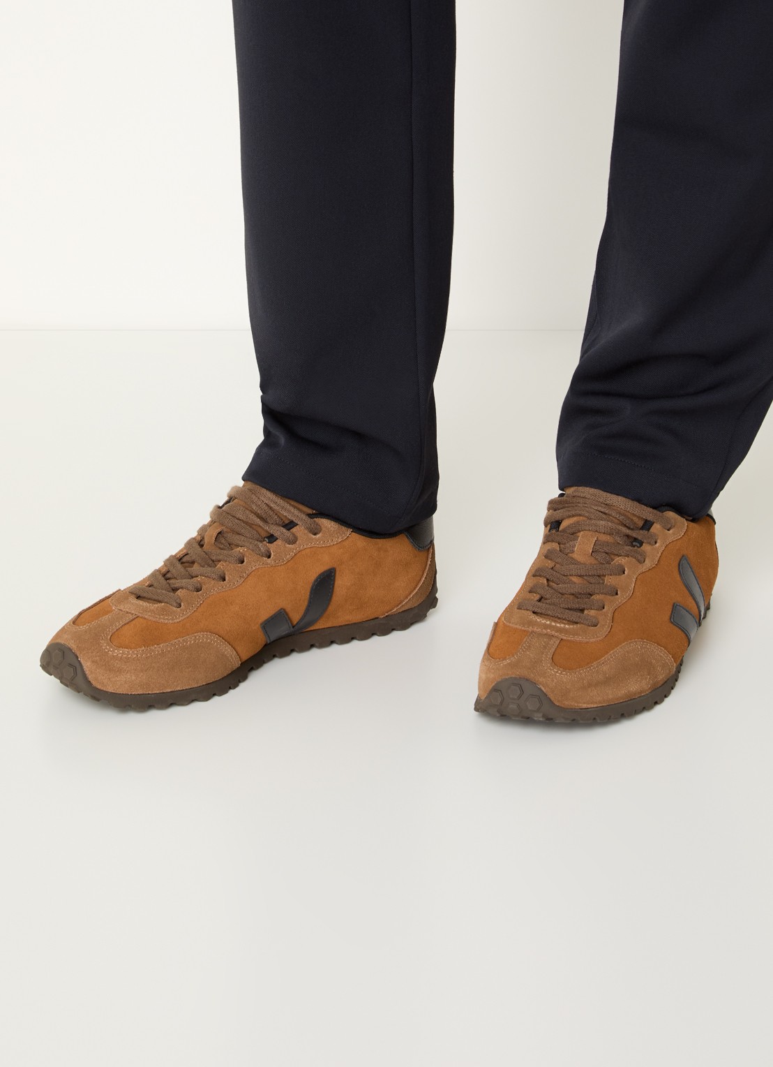 Veja GT sneaker van suède - voorkant 5 oranjebruin