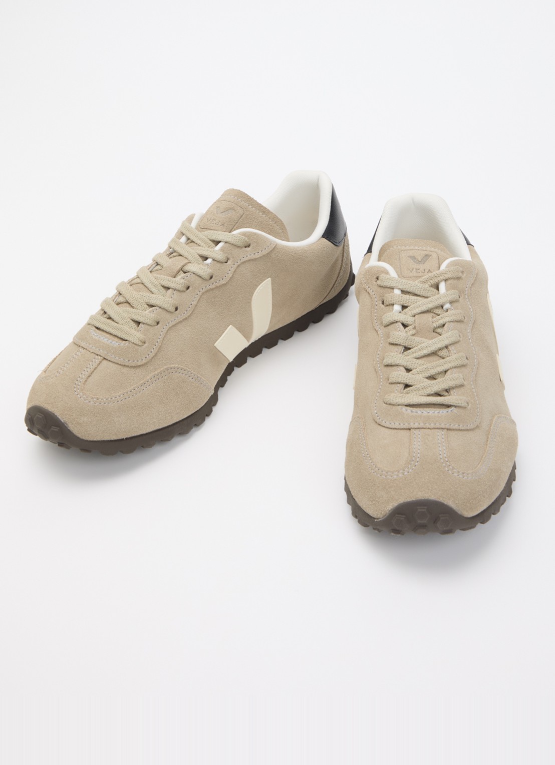 Veja GT sneaker van suède - detail 3 donkerbeige