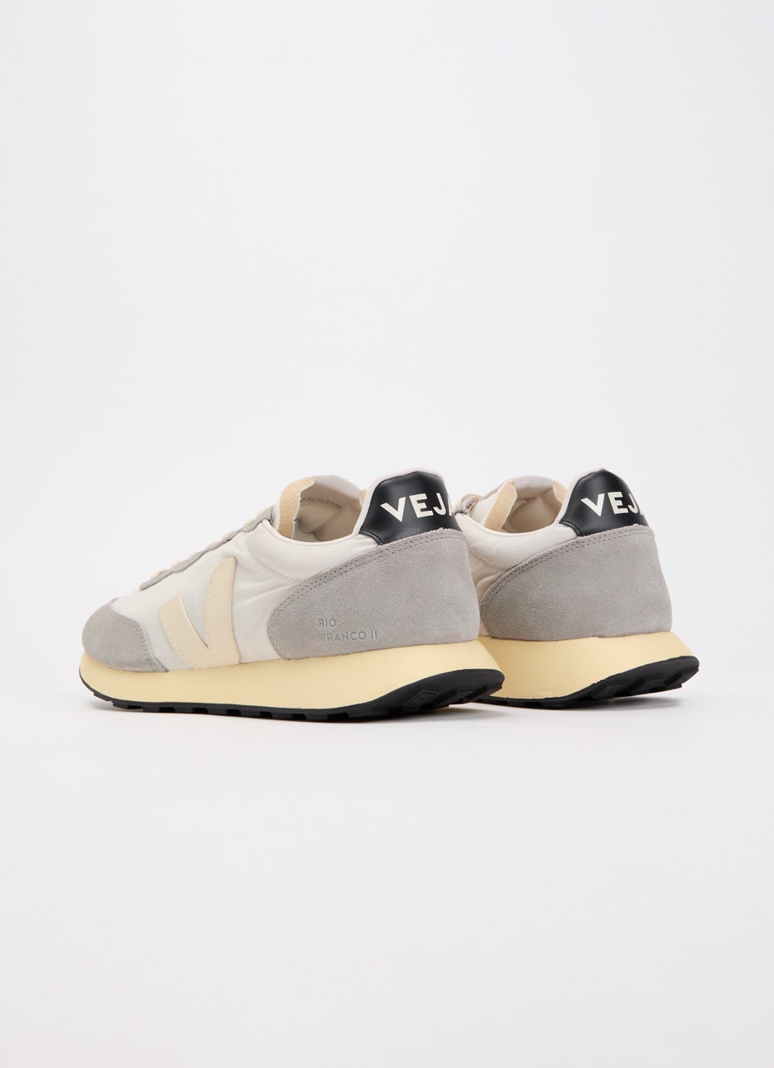 Veja Rio Branco II sneaker van mesh met suède details - achterkant lichtgrijs