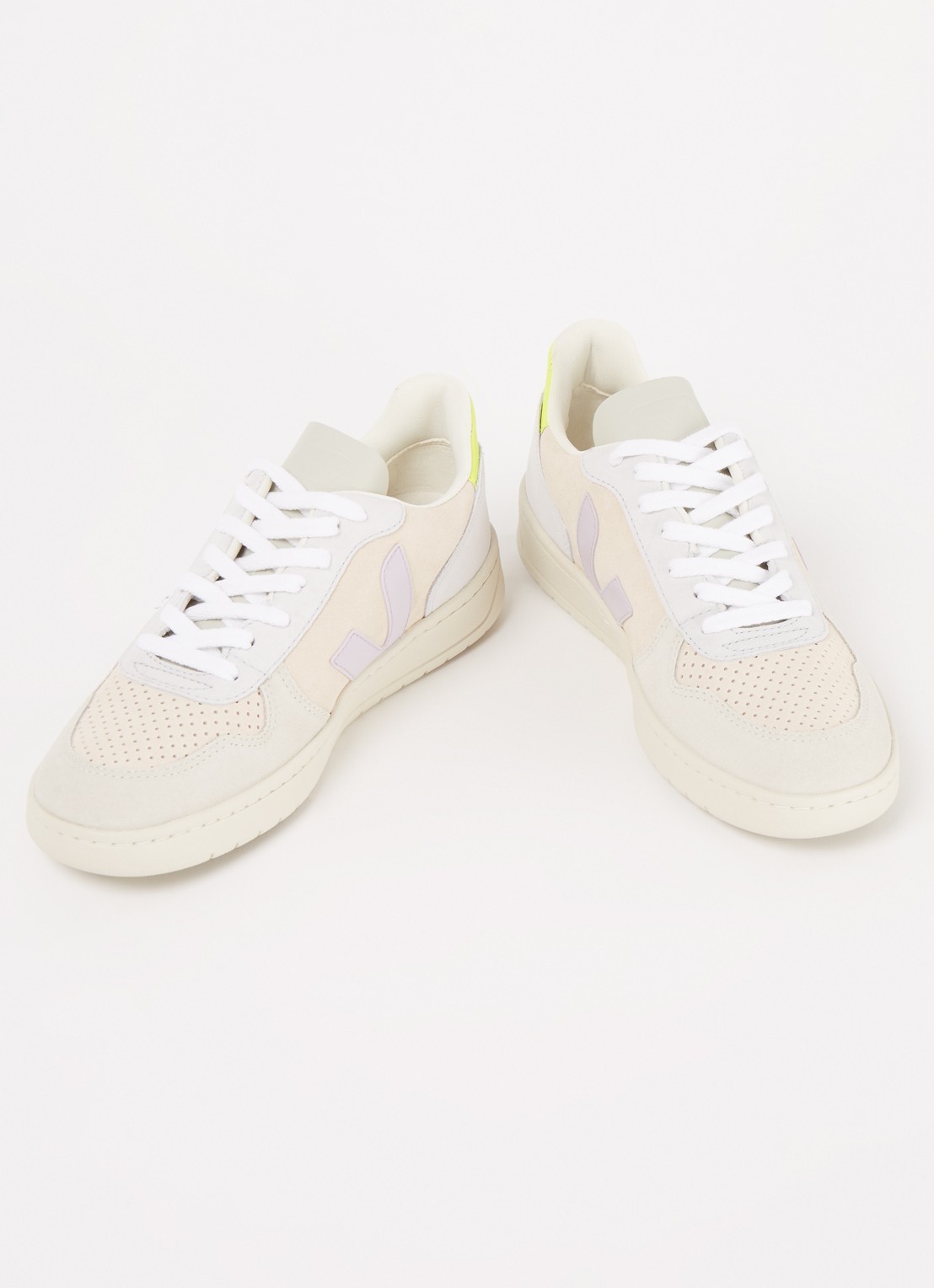 Veja V-10 sneaker met suède details - detail creme
