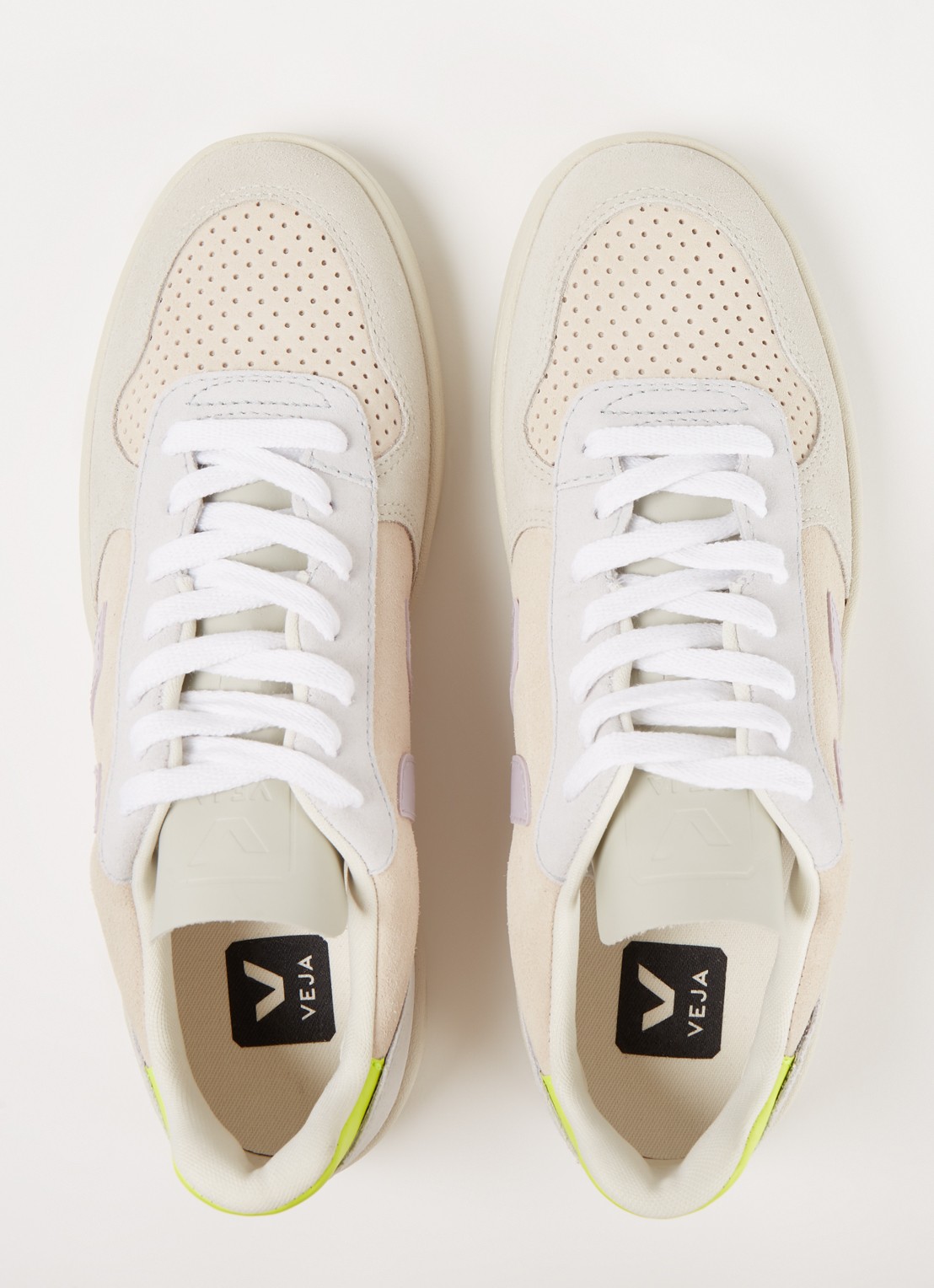 Veja V-10 sneaker met suède details - detail 3 creme