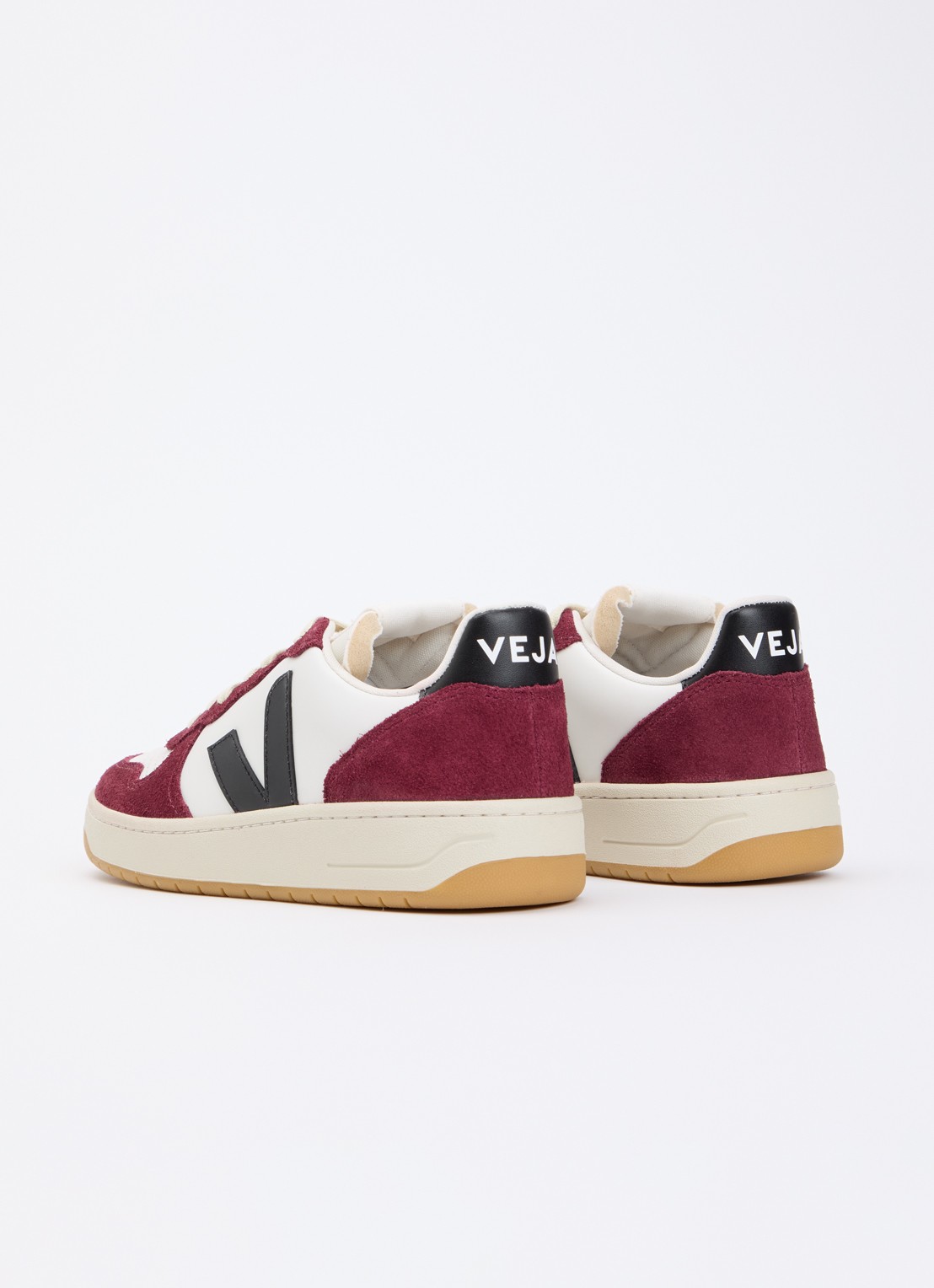 Veja V-10 sneaker van leer met suède details - achterkant bordeauxrood