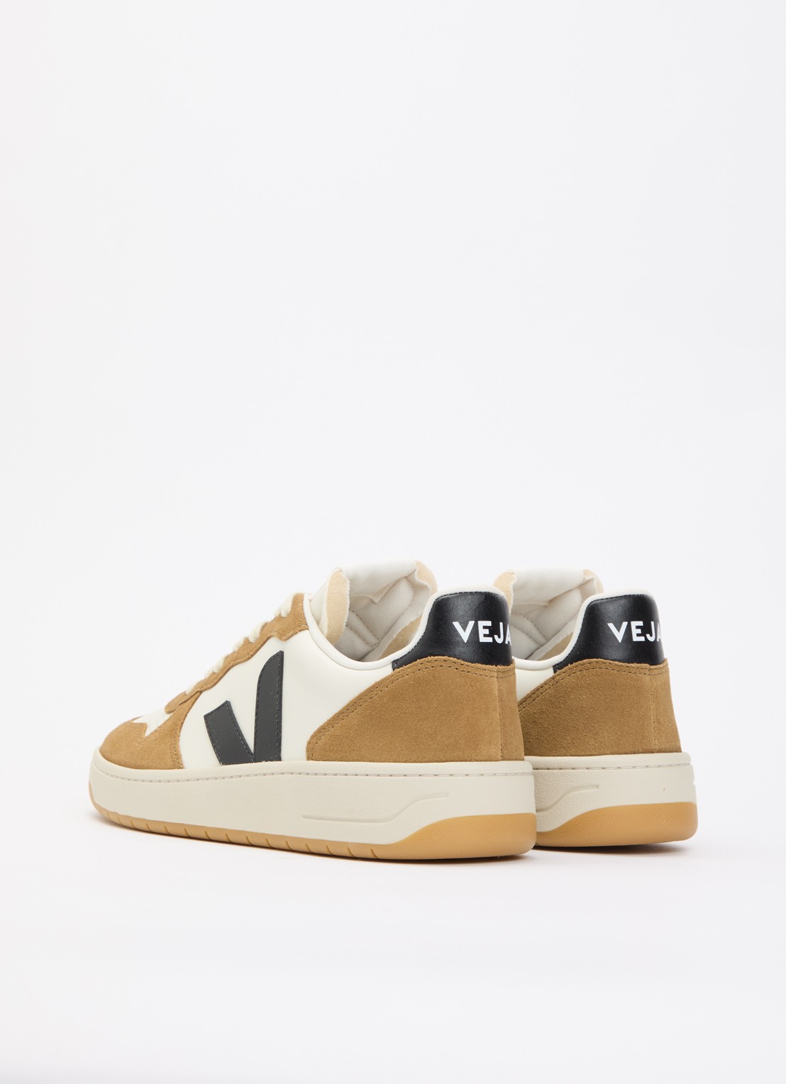 Veja V-10 sneaker van leer met suède details - achterkant donkerbeige