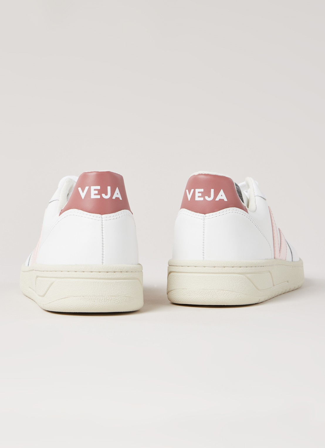 Veja V-10 sneaker van leer - detail melk