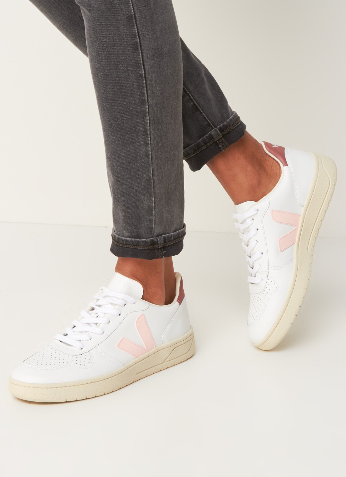 Veja V-10 sneaker van leer - voorkant 5 melk