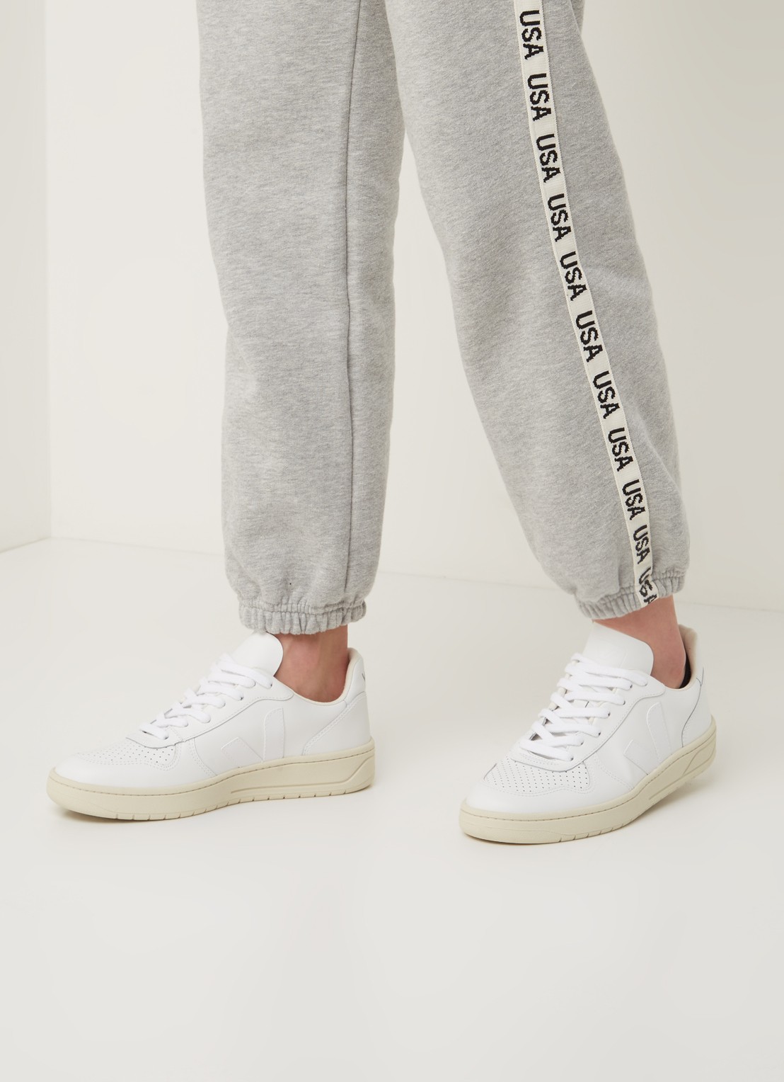 Veja V-10 sneaker  - voorkant 3 wit