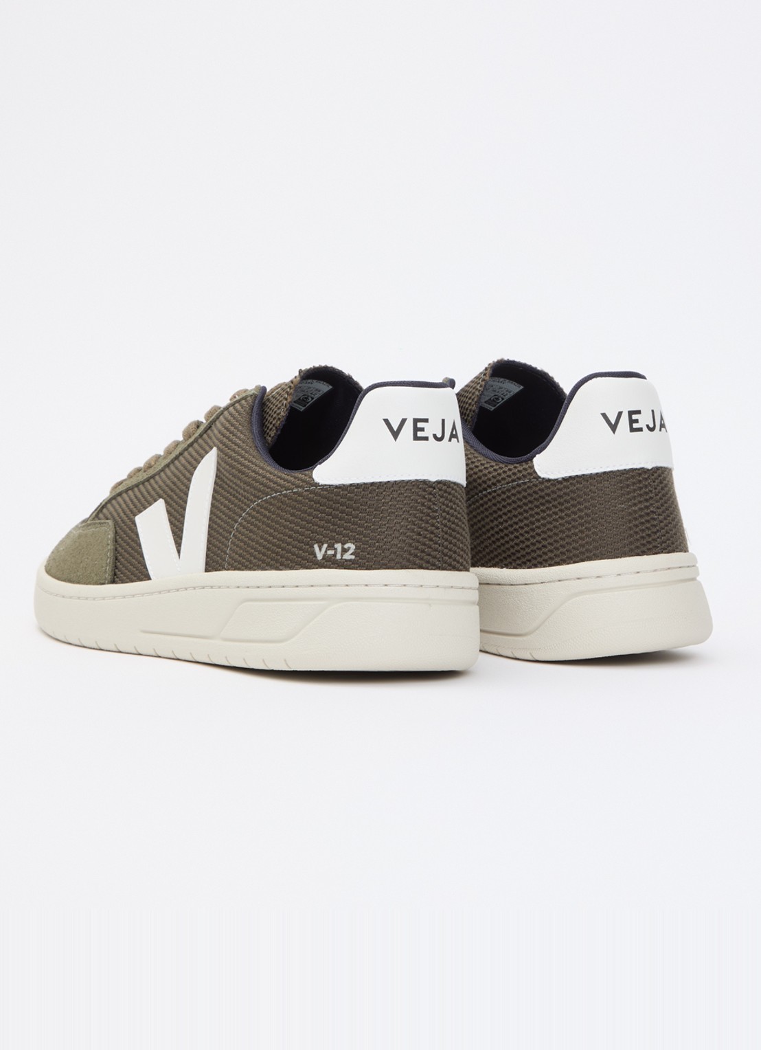Veja V-12 sneaker met suède details - achterkant 3 legergroen