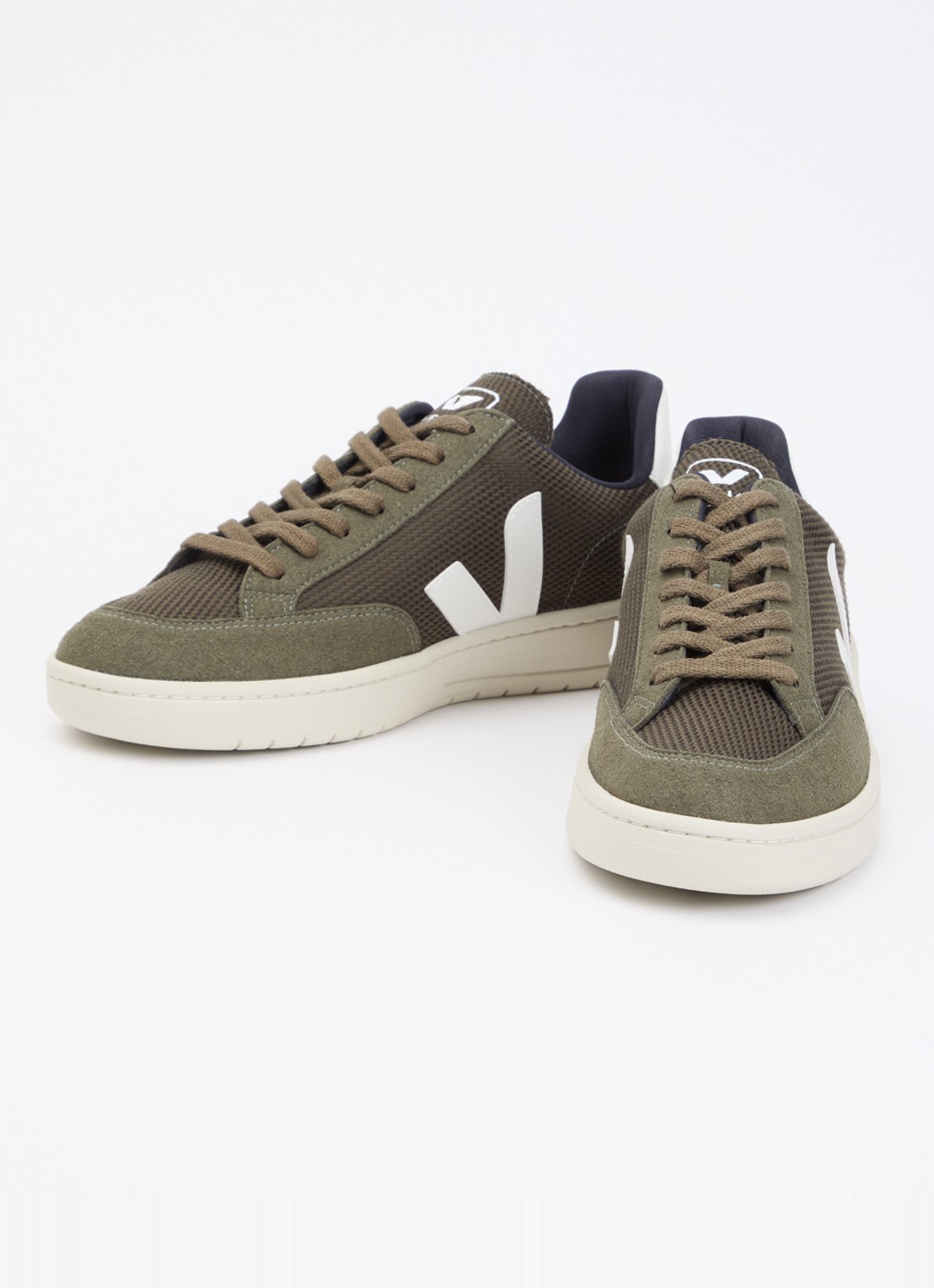 Veja V-12 sneaker met suède details - detail 4 legergroen