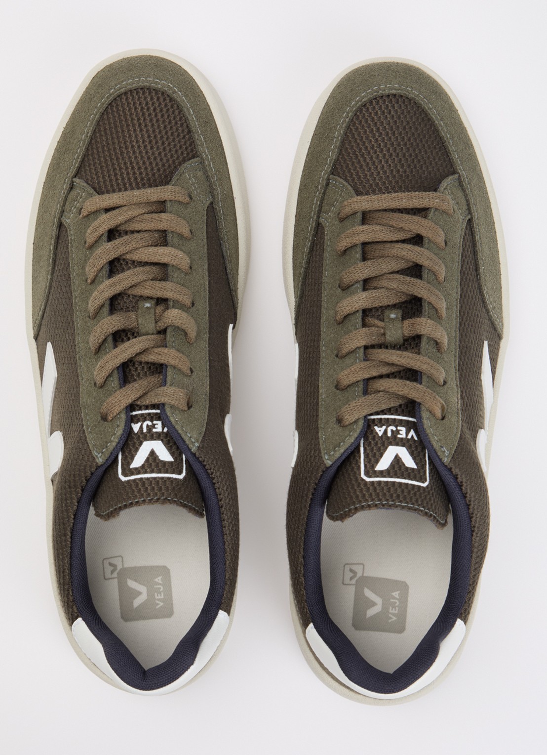 Veja V-12 sneaker met suède details - detail 5 legergroen