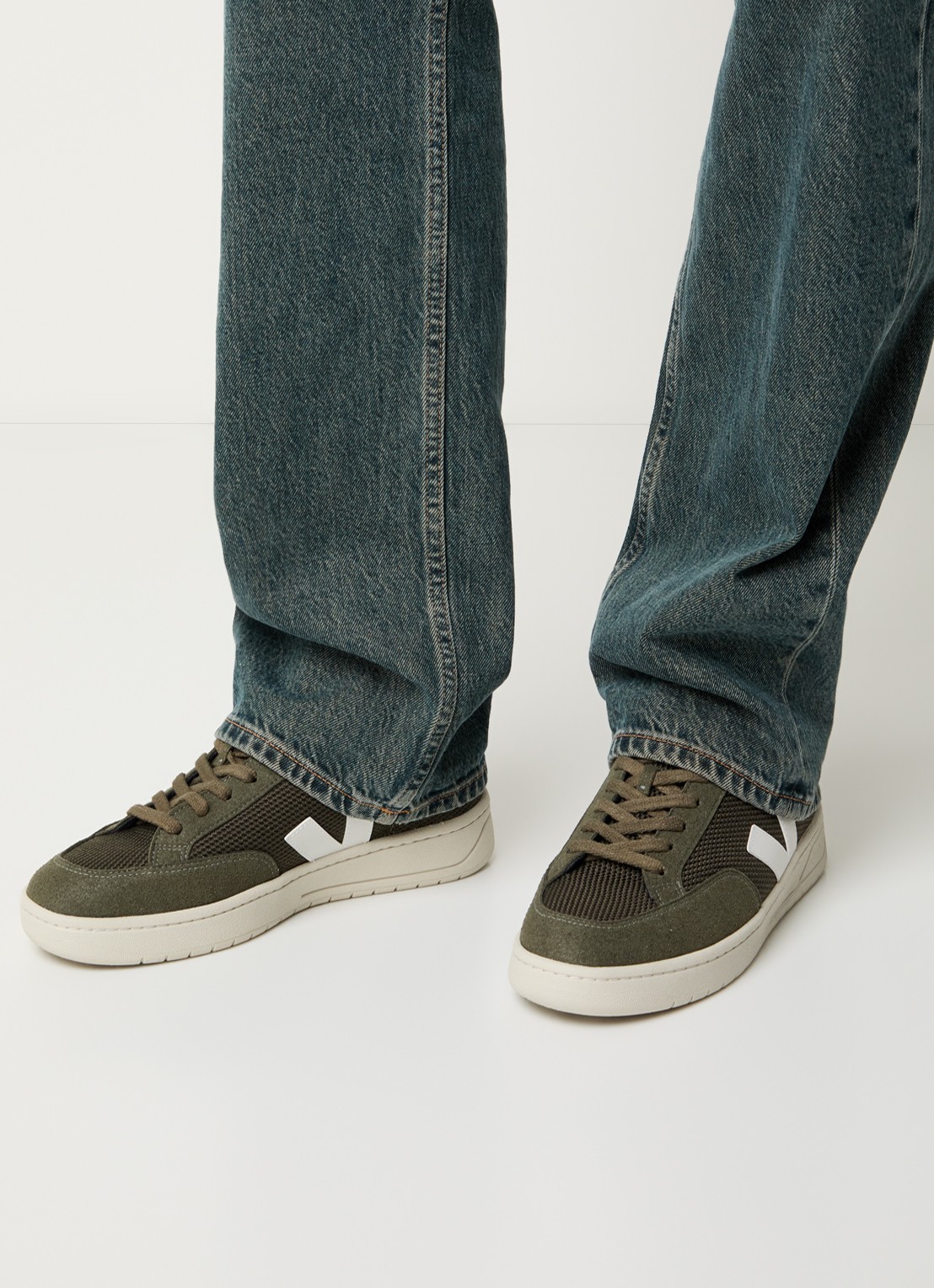 Veja V-12 sneaker met suède details - voorkant 2 legergroen