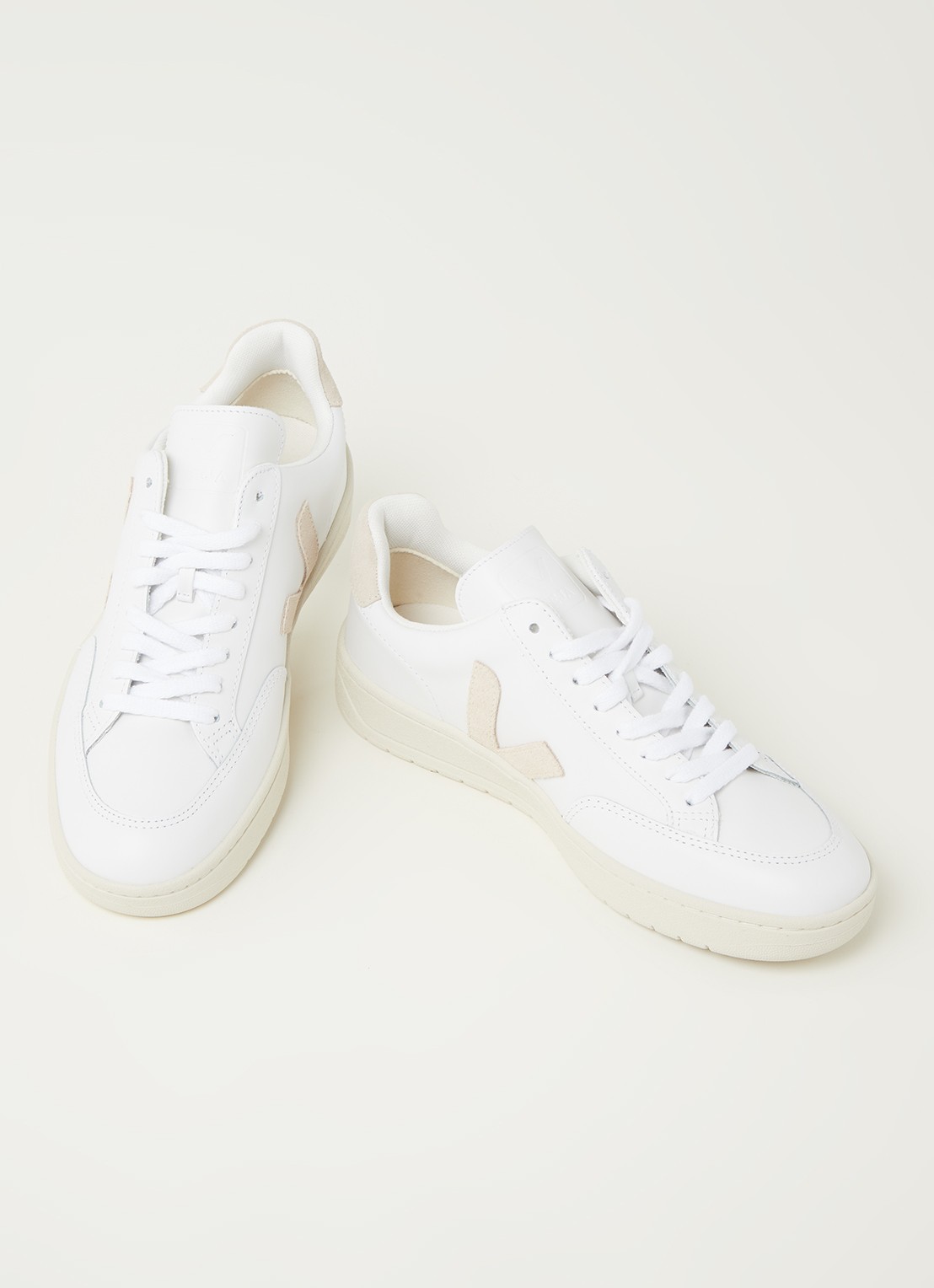 Veja V-12 sneaker van leer met suède details - detail beige