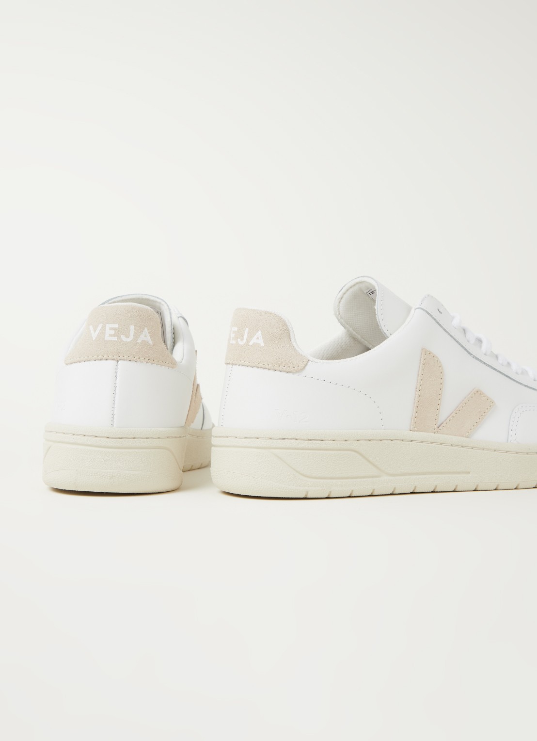 Veja V-12 sneaker van leer met suède details - detail 2 beige