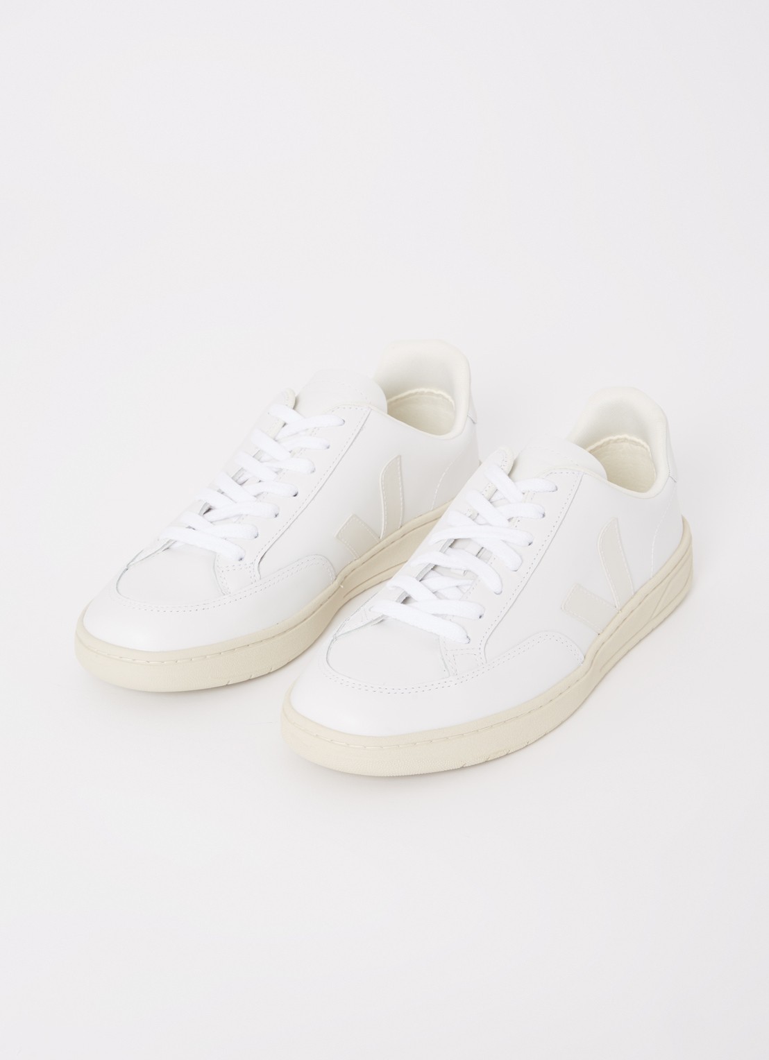 Veja V-12 sneaker van leer met suède details - detail ivoor