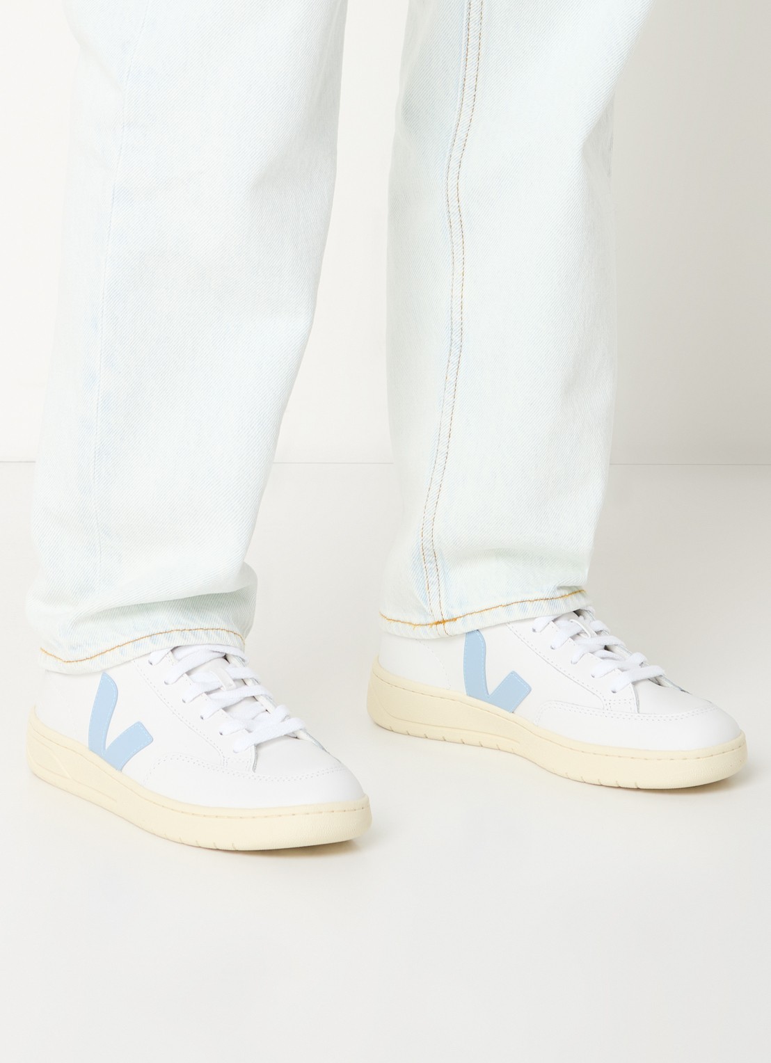 Veja V-12 sneaker van leer met suède details - voorkant 6 ivoor