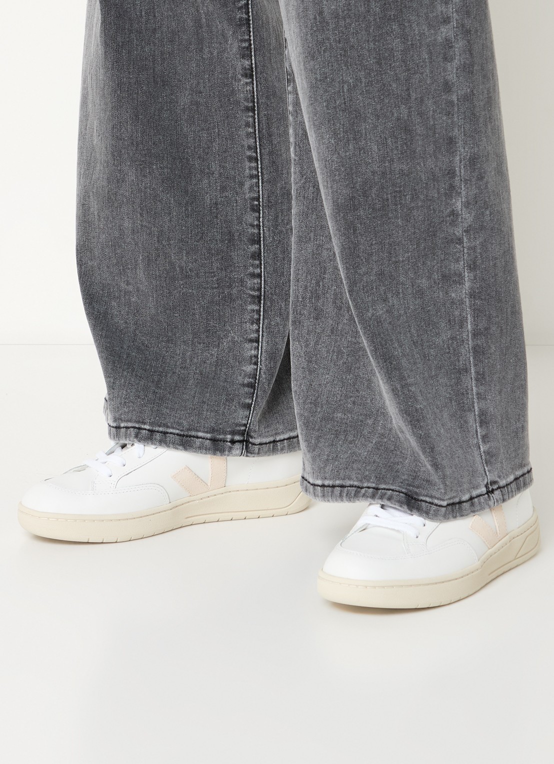 Veja V-12 sneaker van leer met suède details - voorkant 5 beige