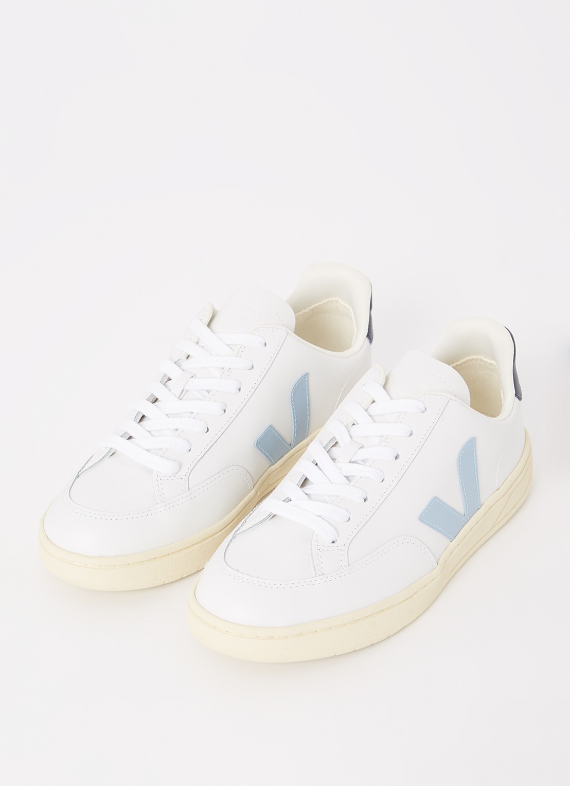 Veja V-12 sneaker van leer met suède details - detail lichtblauw