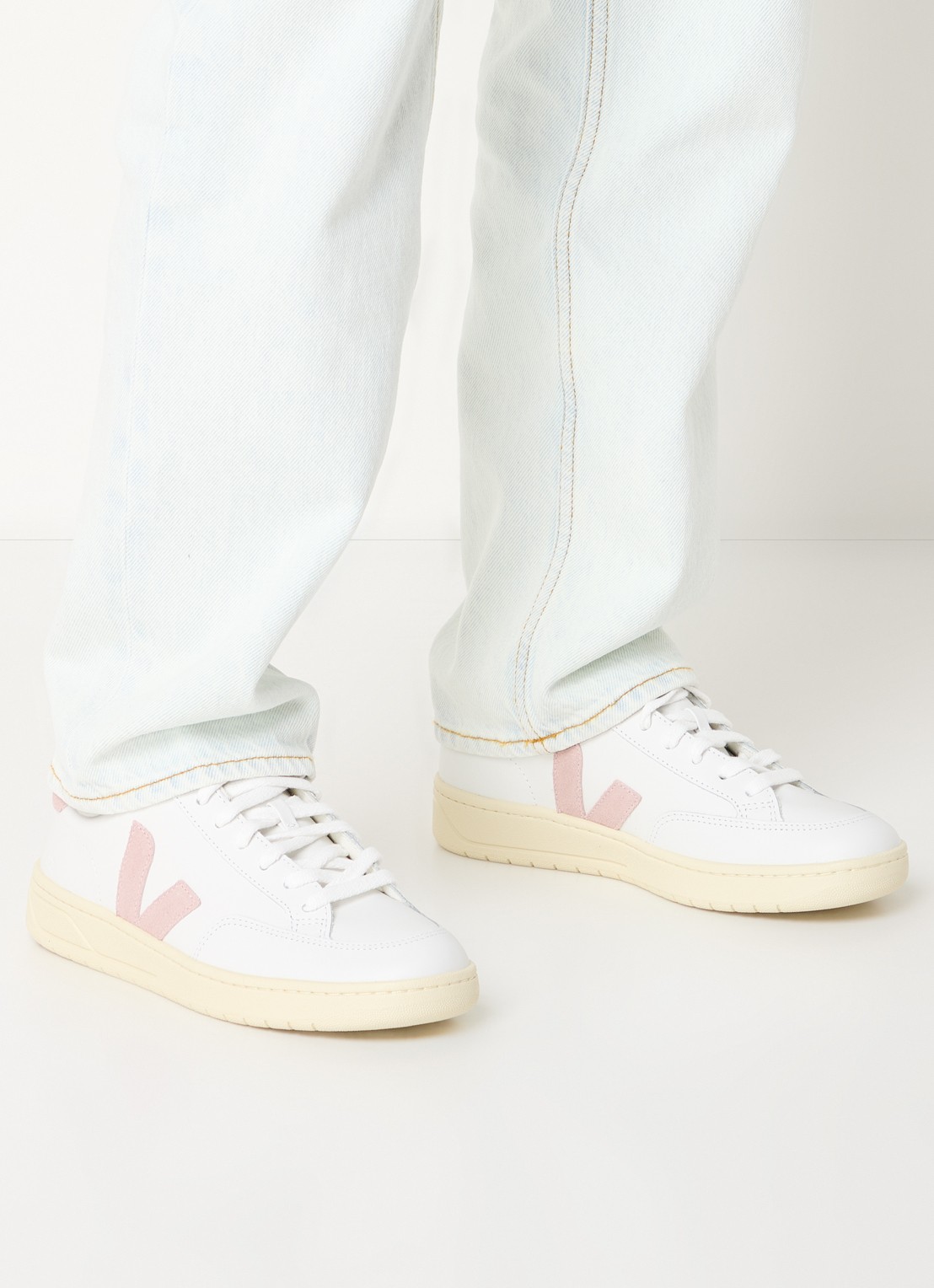 Veja V-12 sneaker van leer met suède details - voorkant 2 roze